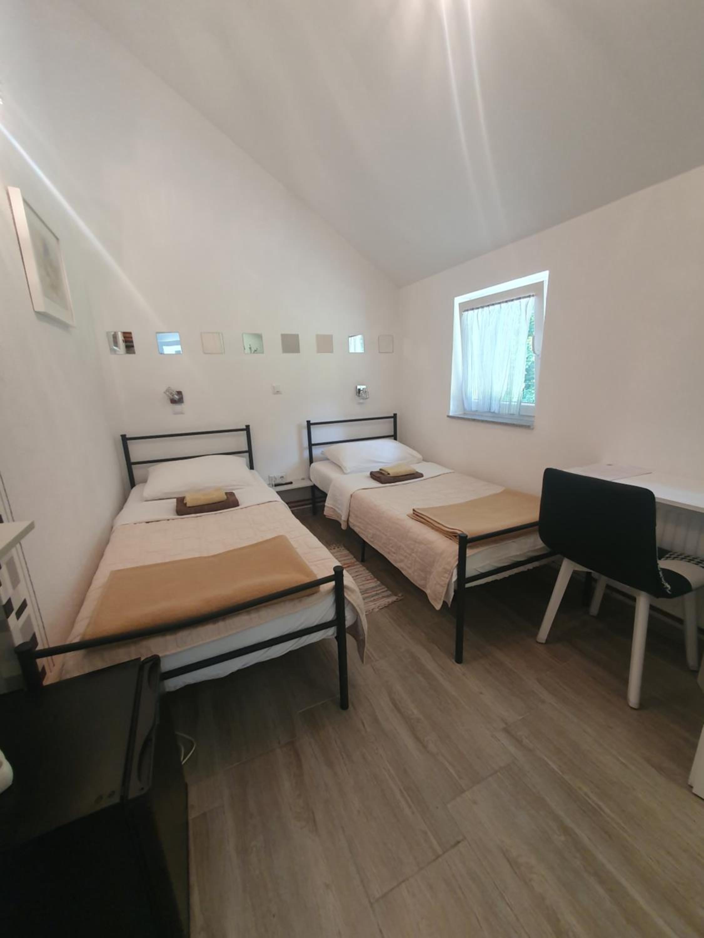 Twin Room with Bathroom - Photo 1