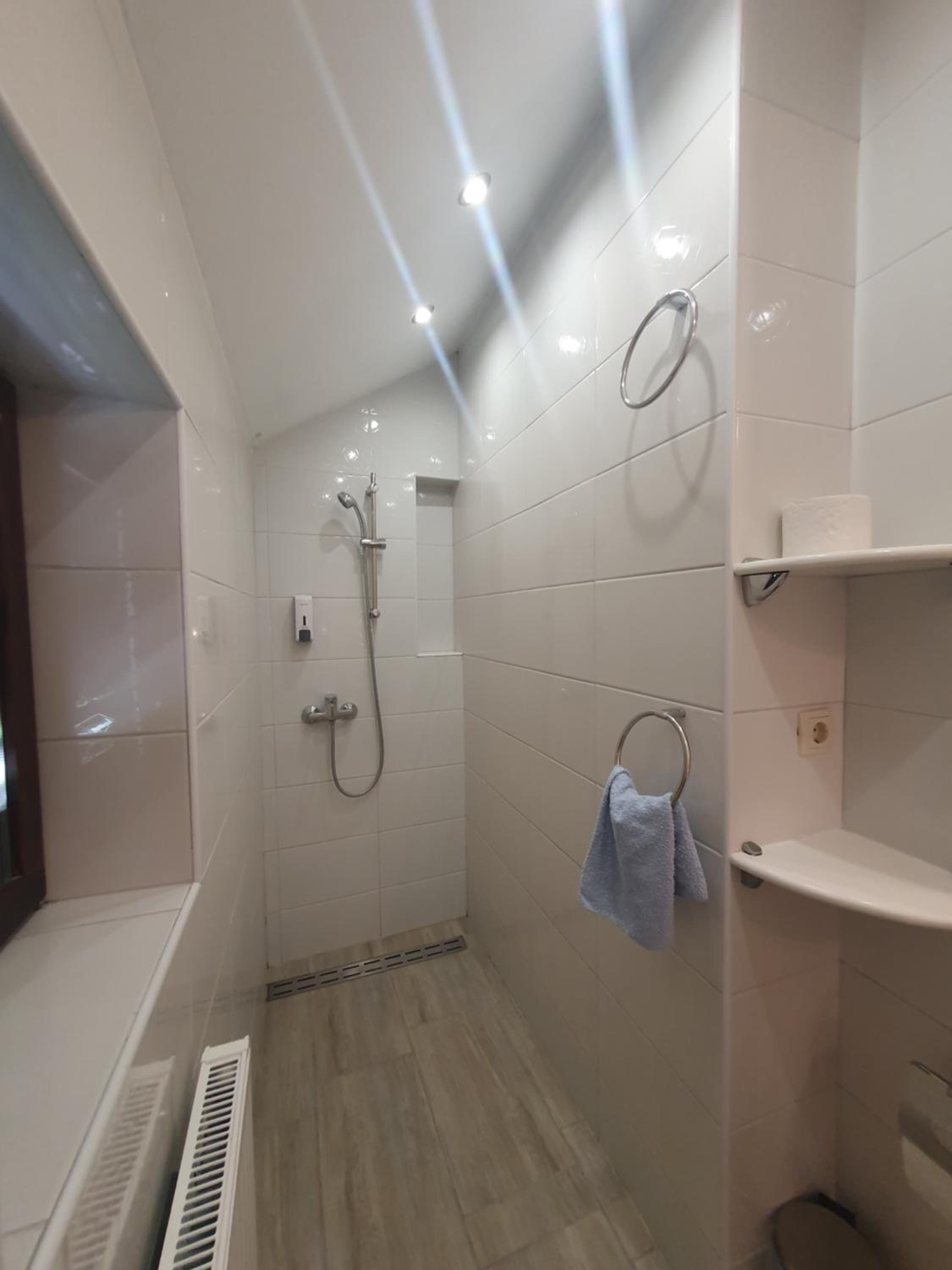 Twin Room with Bathroom - Photo 11
