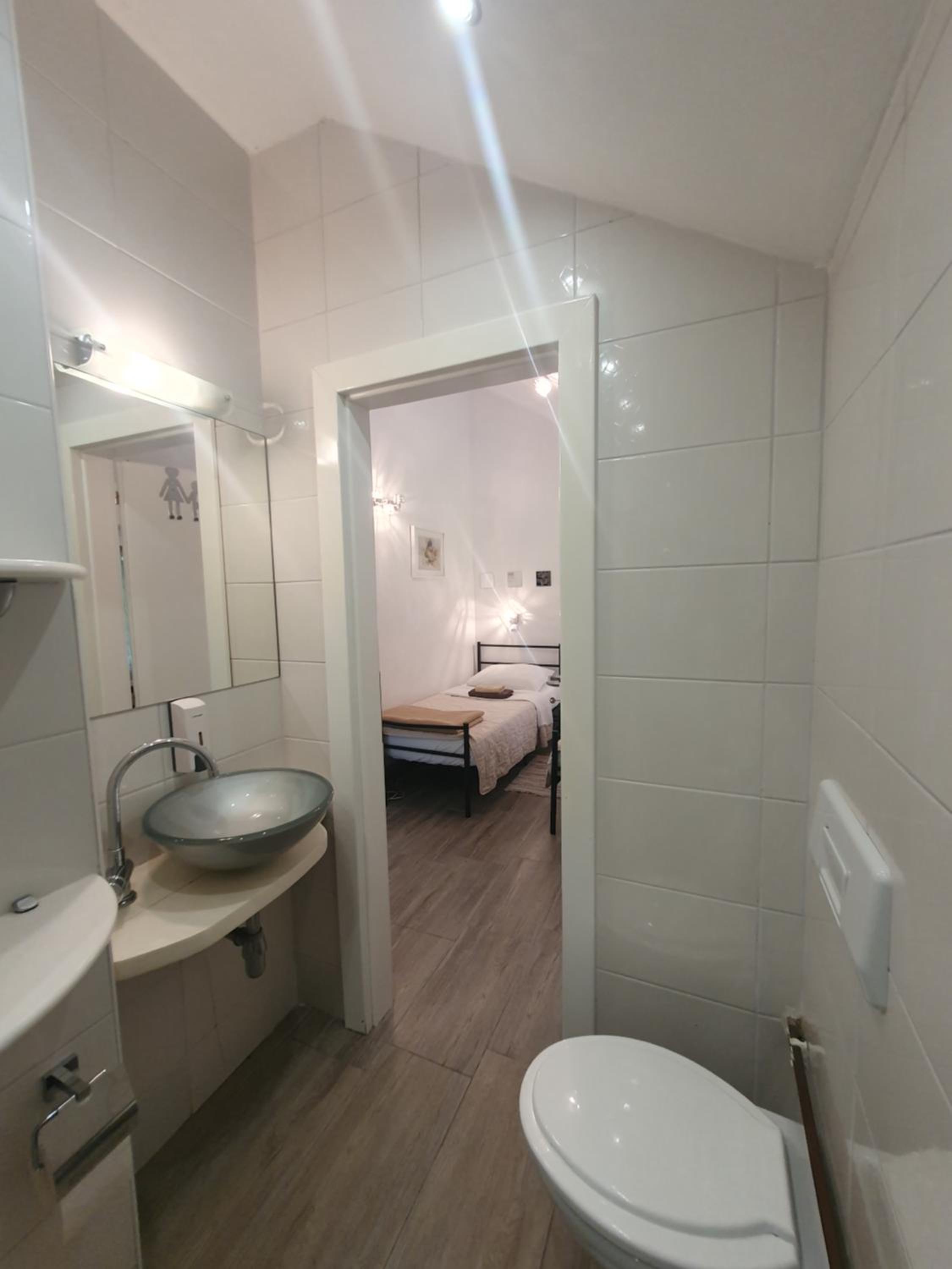 Twin Room with Bathroom - Photo 9