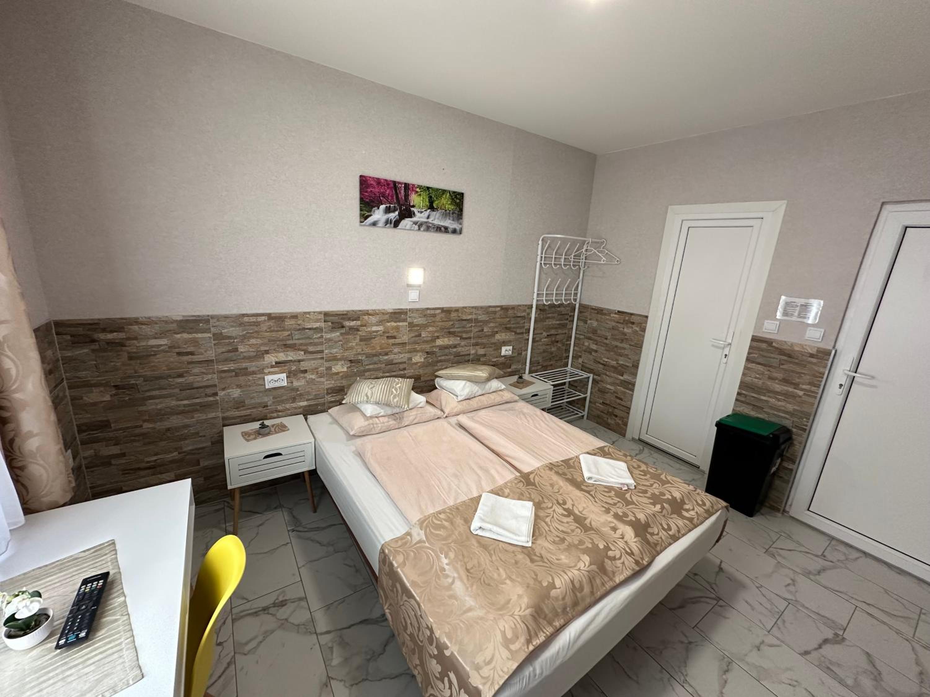 Double Room - Photo 10