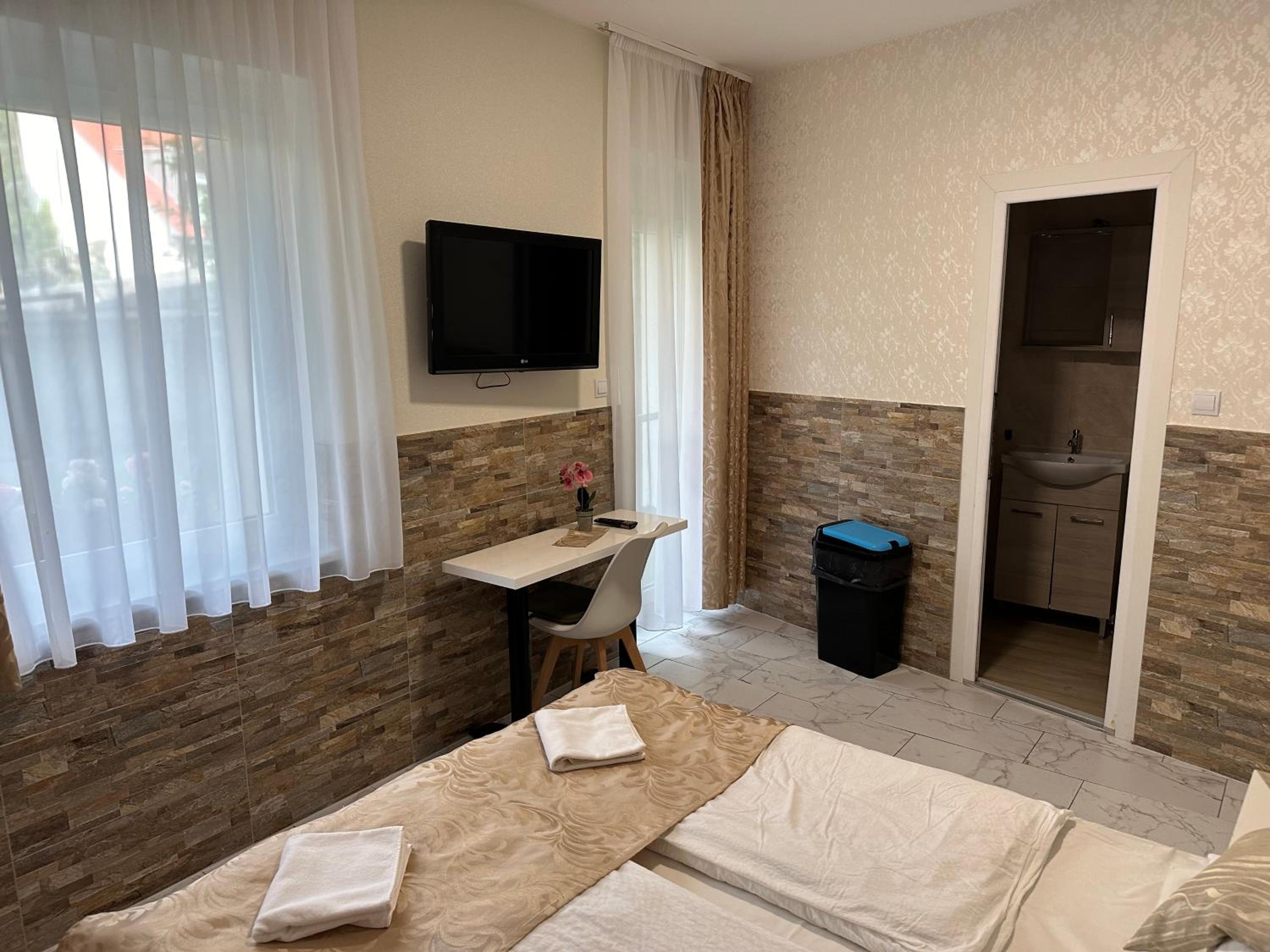 Double Room with Garden View - Photo 3