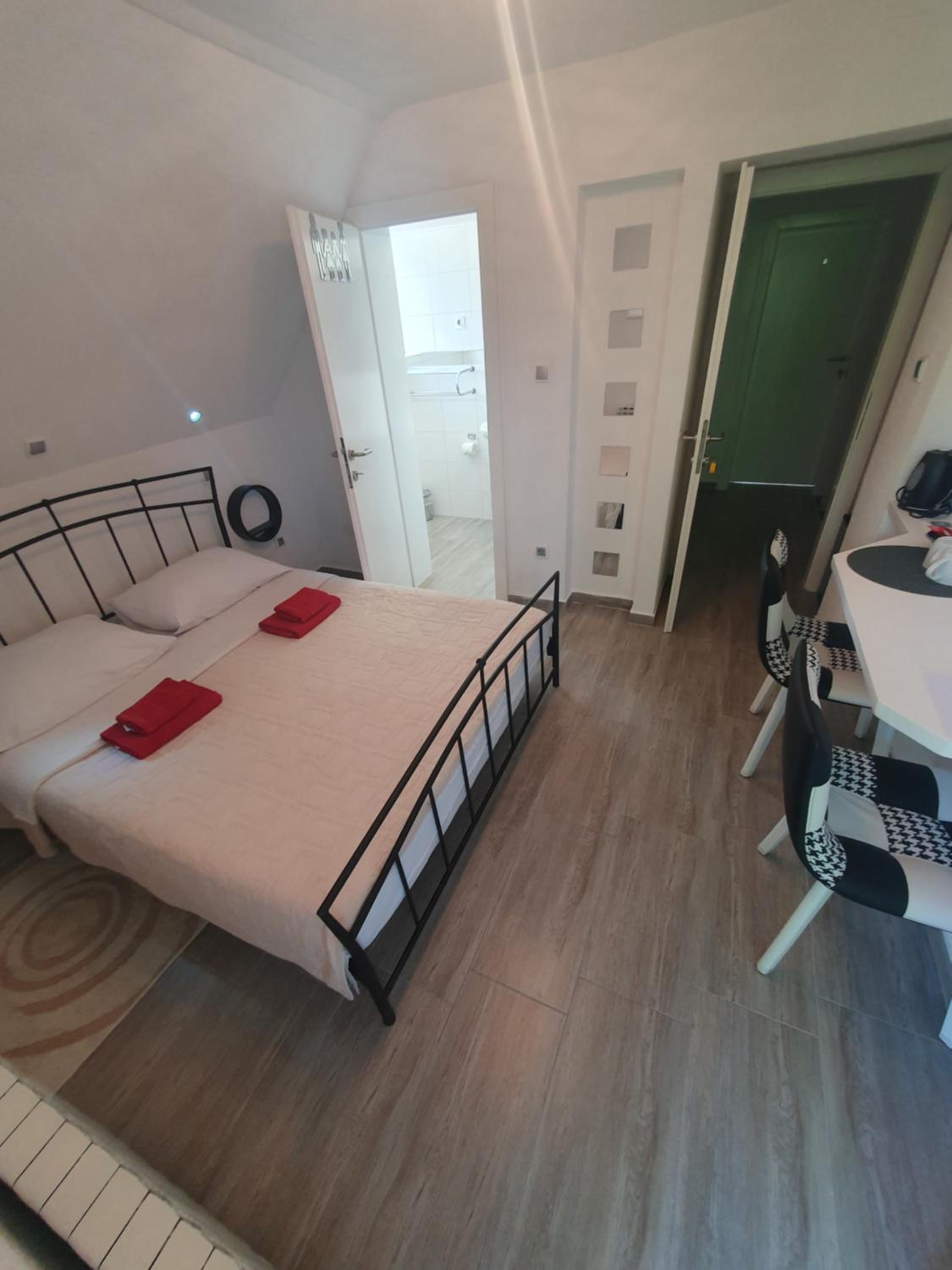 Double Room with Balcony - Photo 33