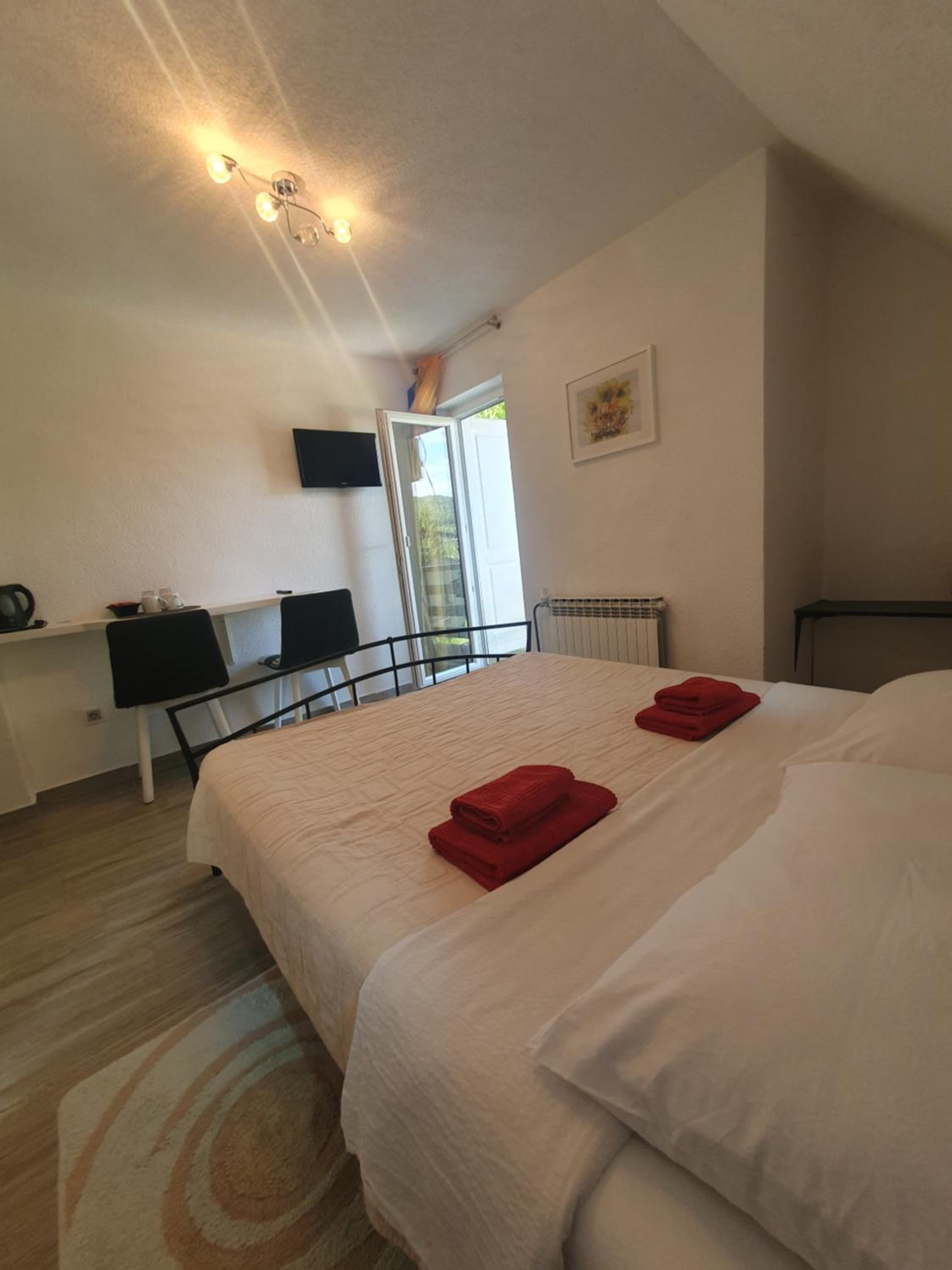 Double Room with Balcony - Photo 4