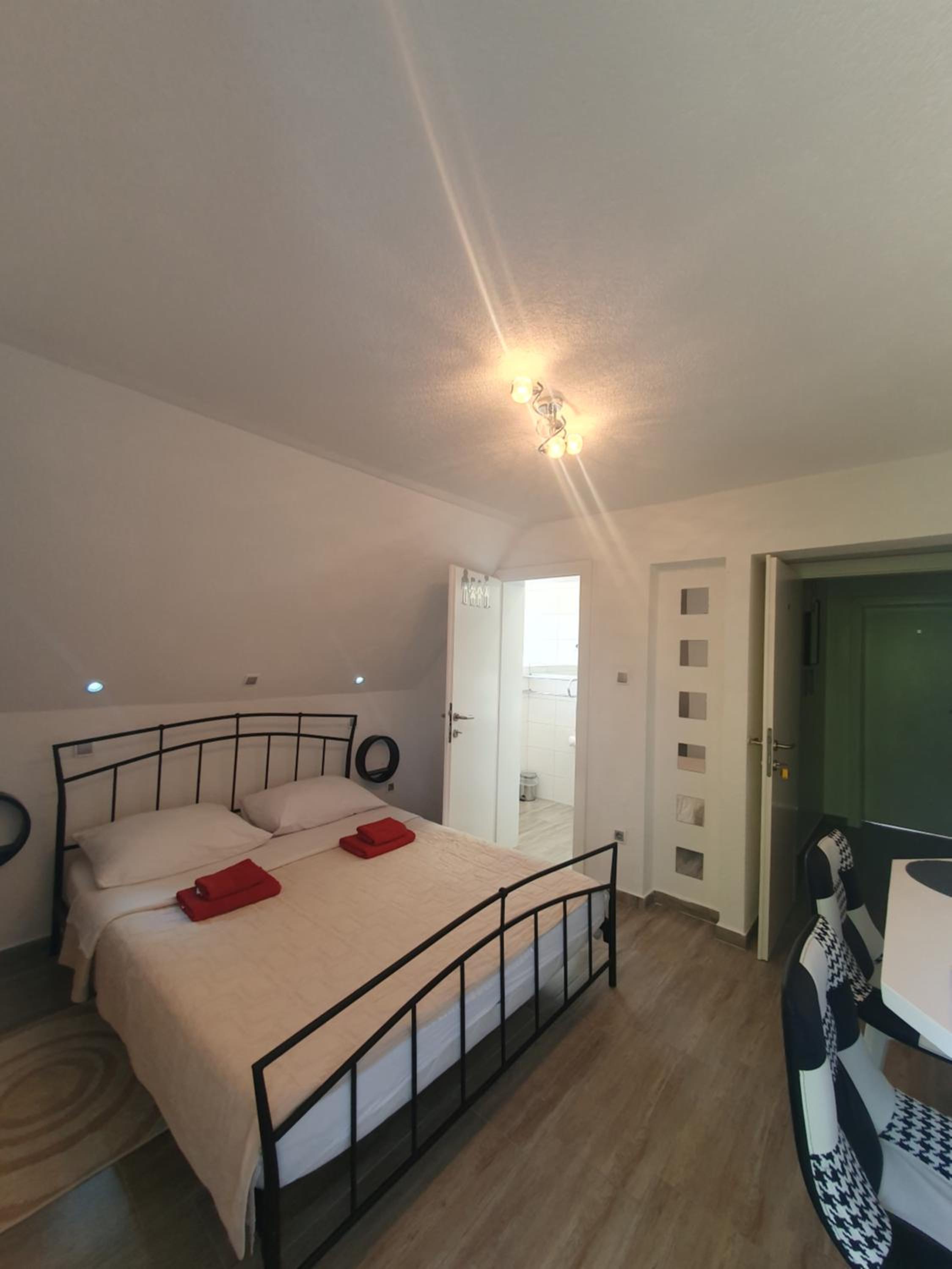 Double Room with Balcony - Photo 8