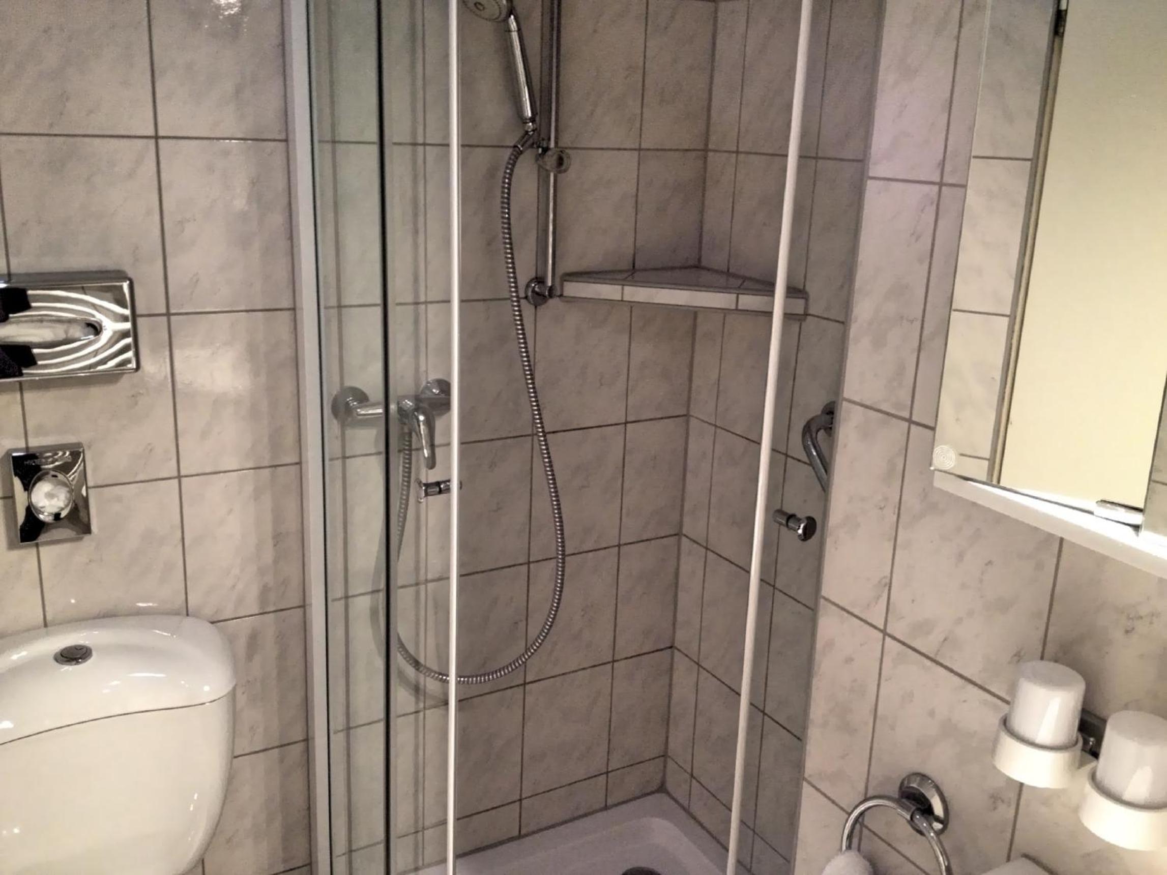 Twin Room - Photo 12