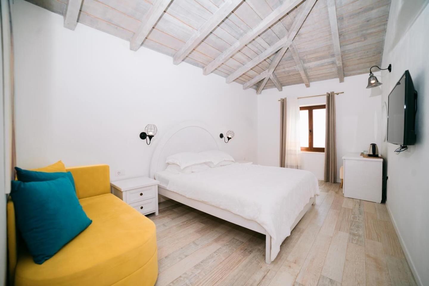 Deluxe Double Room (2 Adults + 1 Child)
