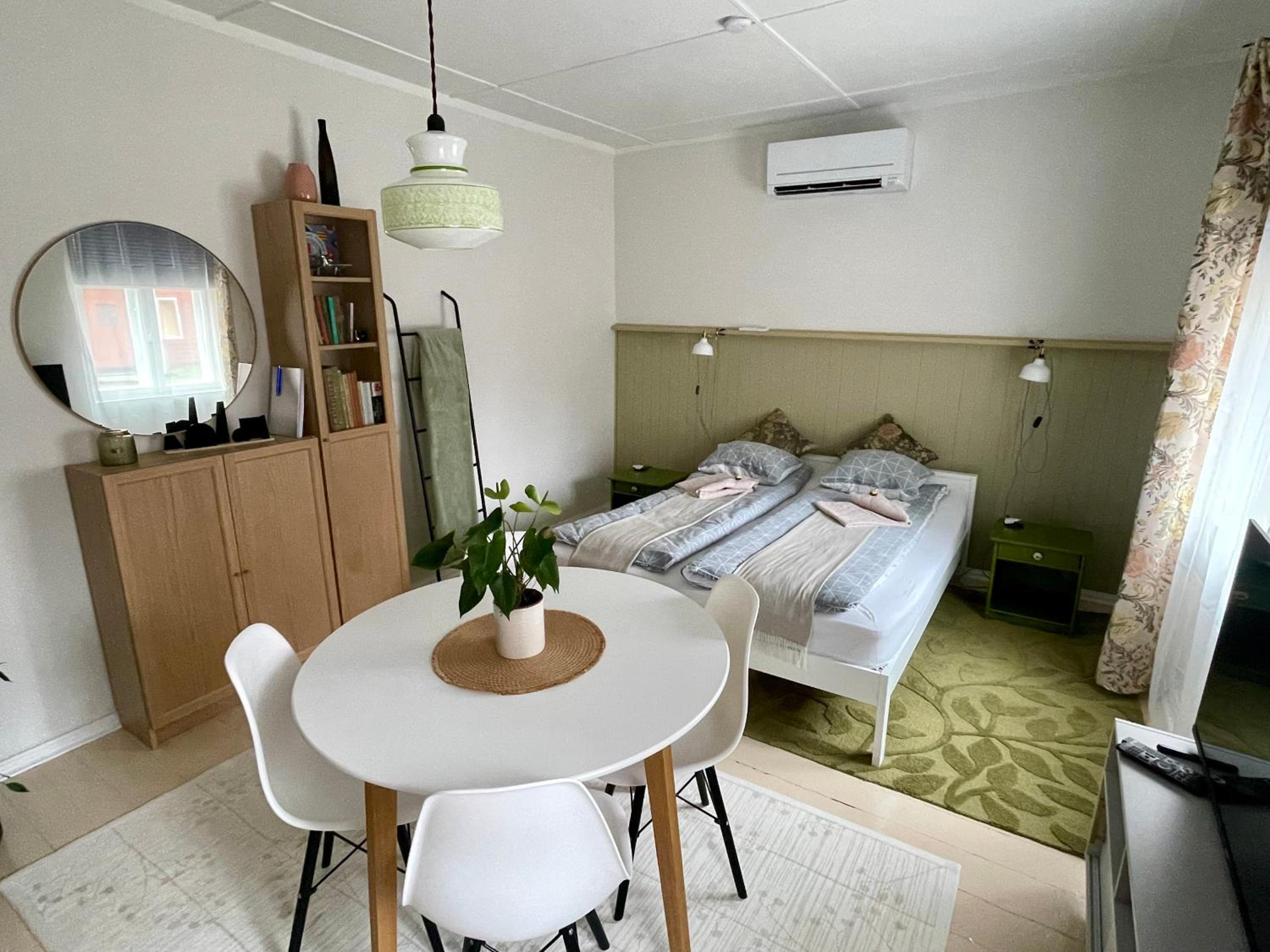 One-Bedroom Apartment photo 1