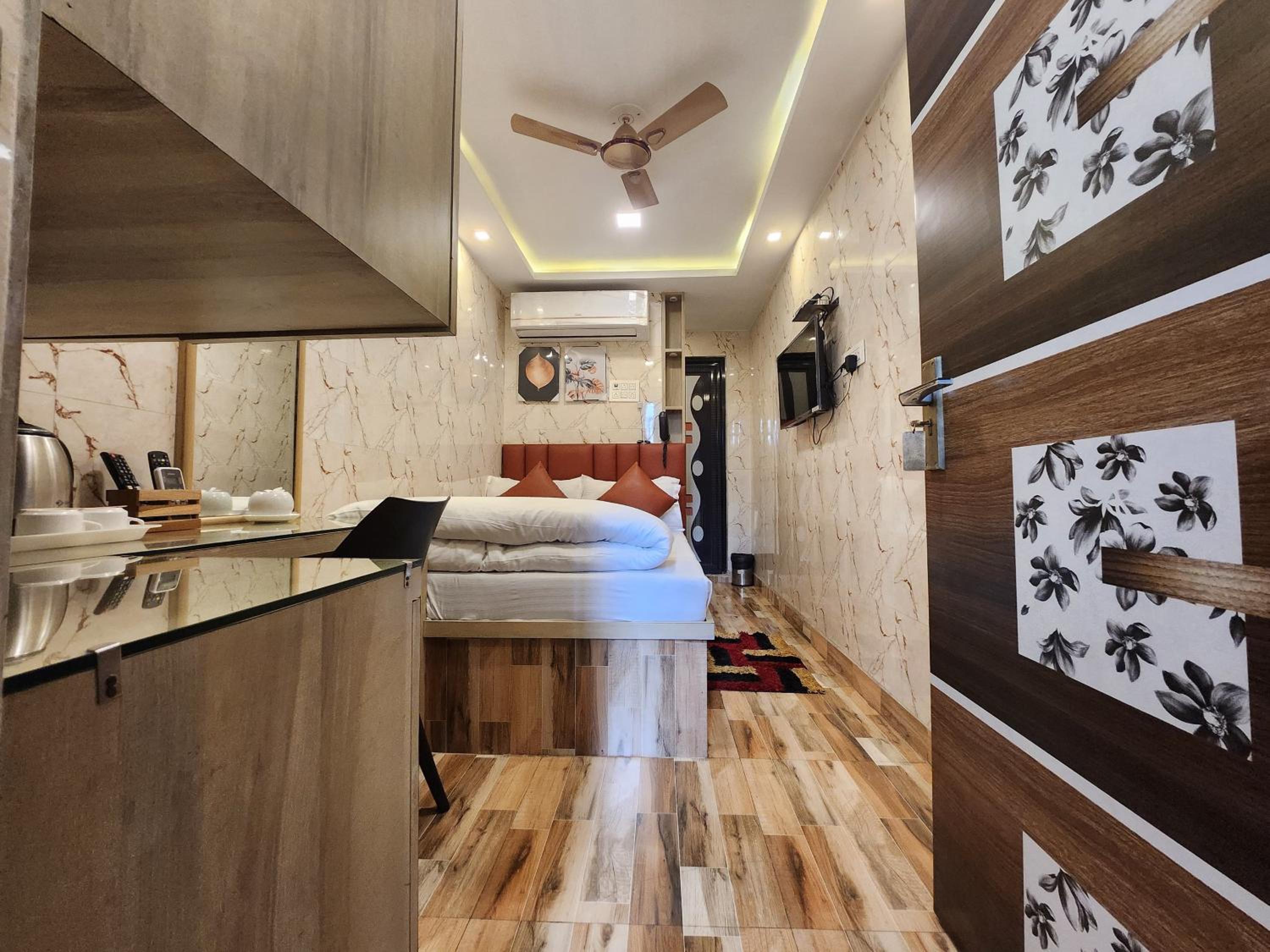 Deluxe Room (2 Adults + 1 Child)