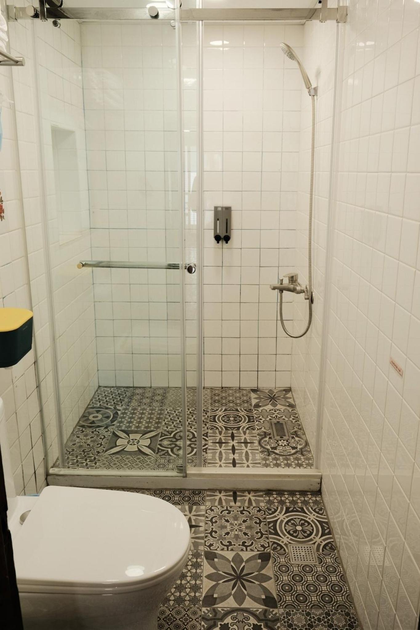 Quadruple Room with Private Bathroom photo 2