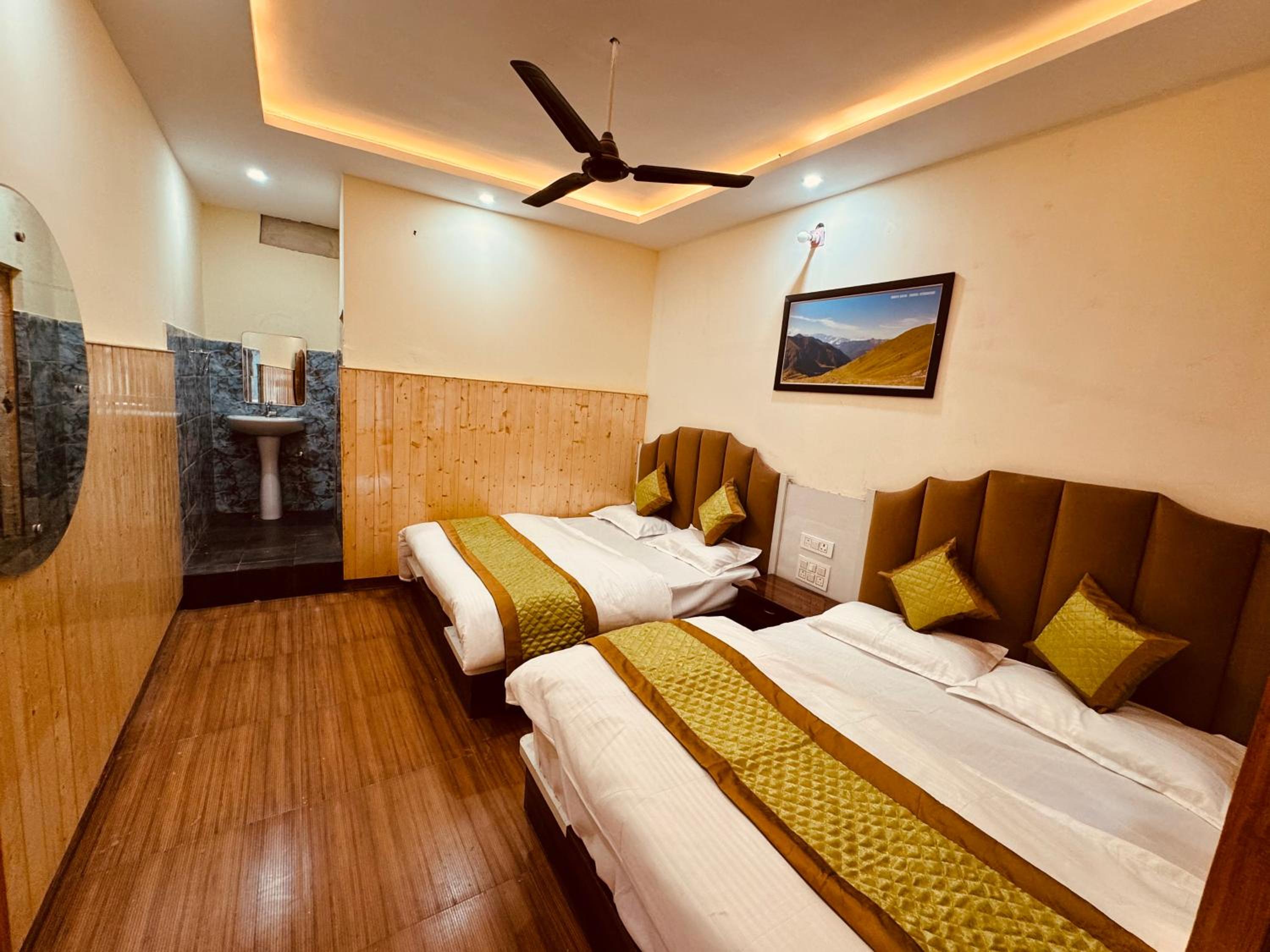 Deluxe Queen Room With Two Queen Beds photo 1