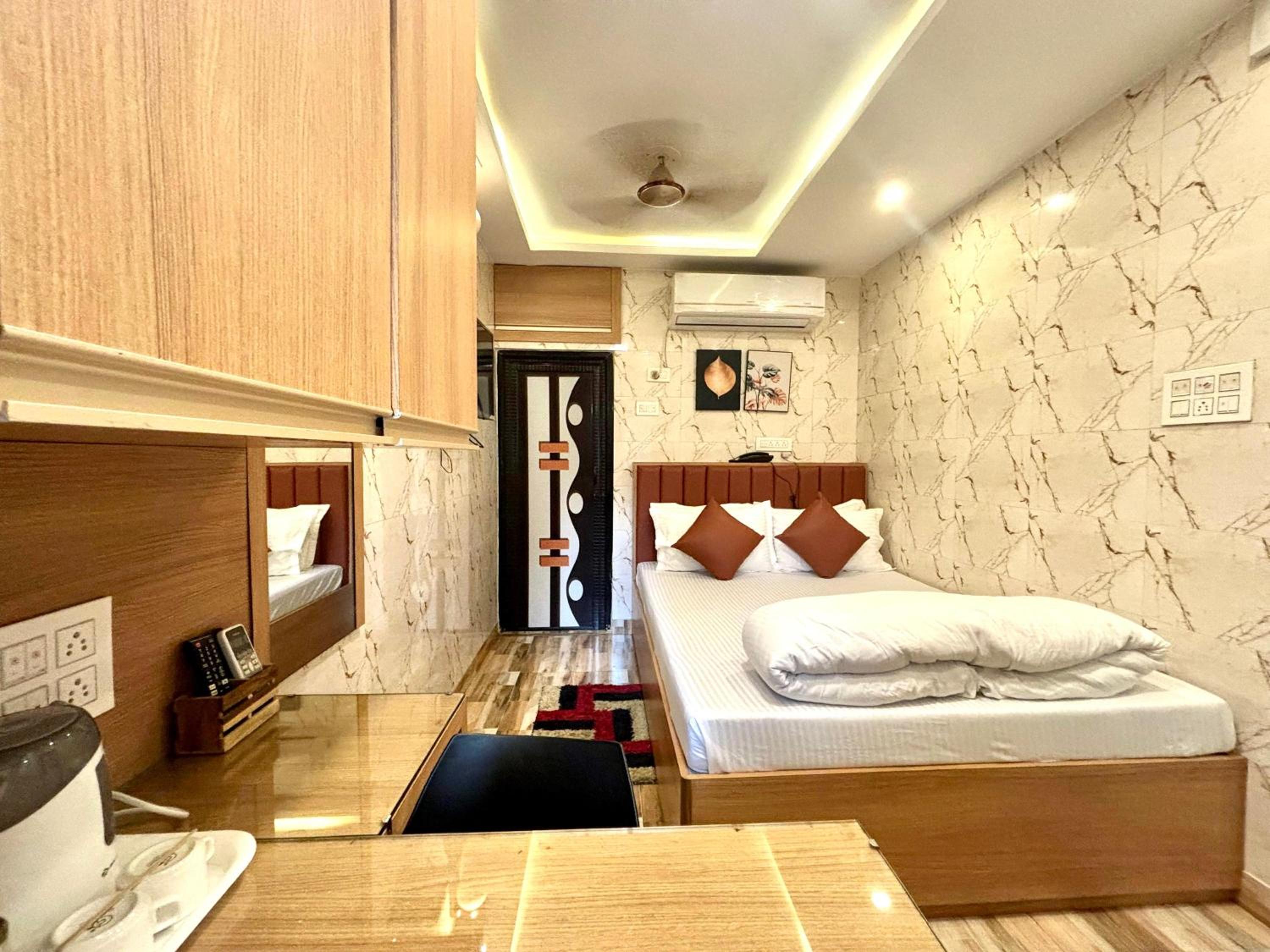 Deluxe Room (2 Adults + 1 Child)