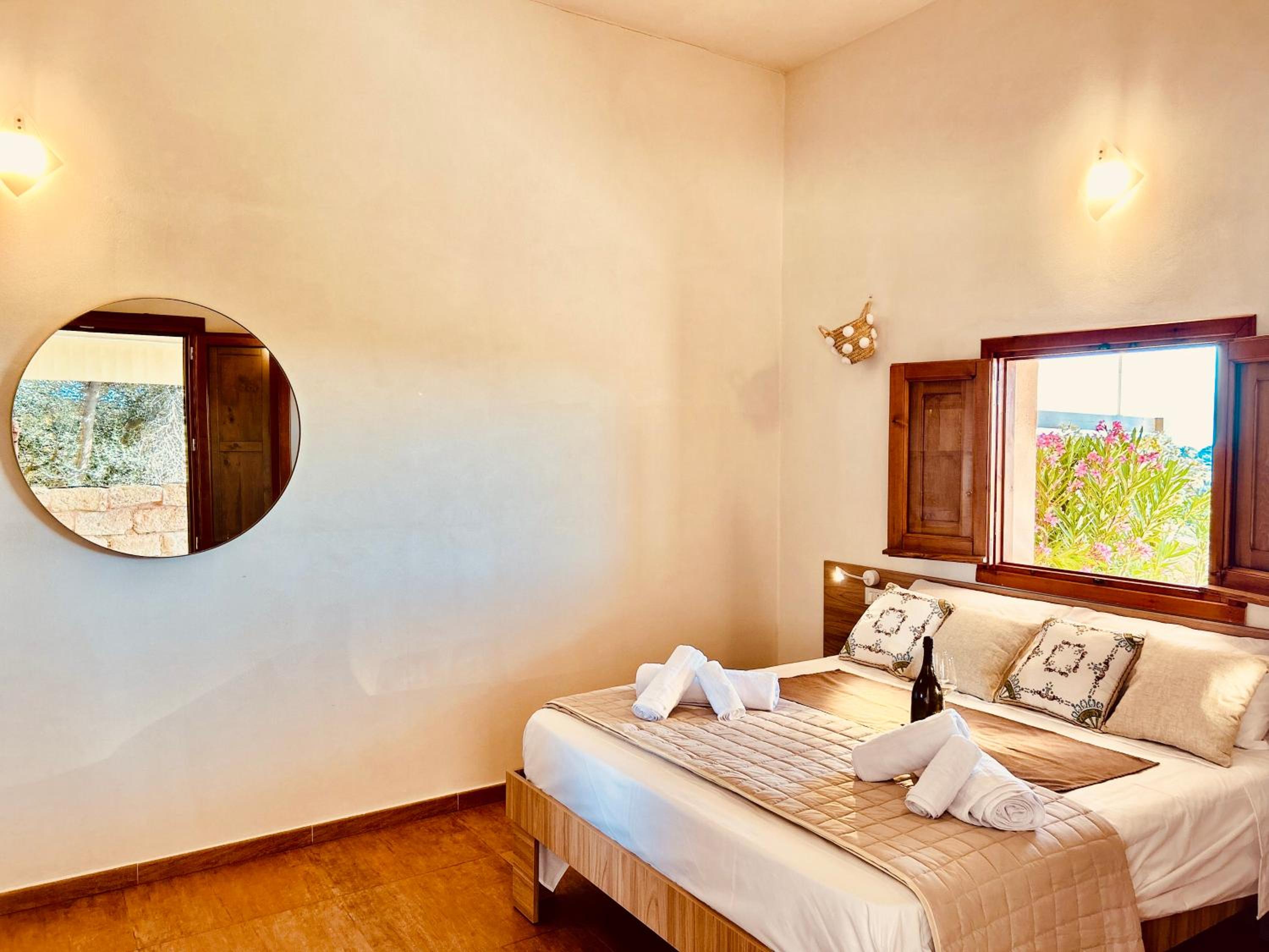 Deluxe Double Room with Side Sea View