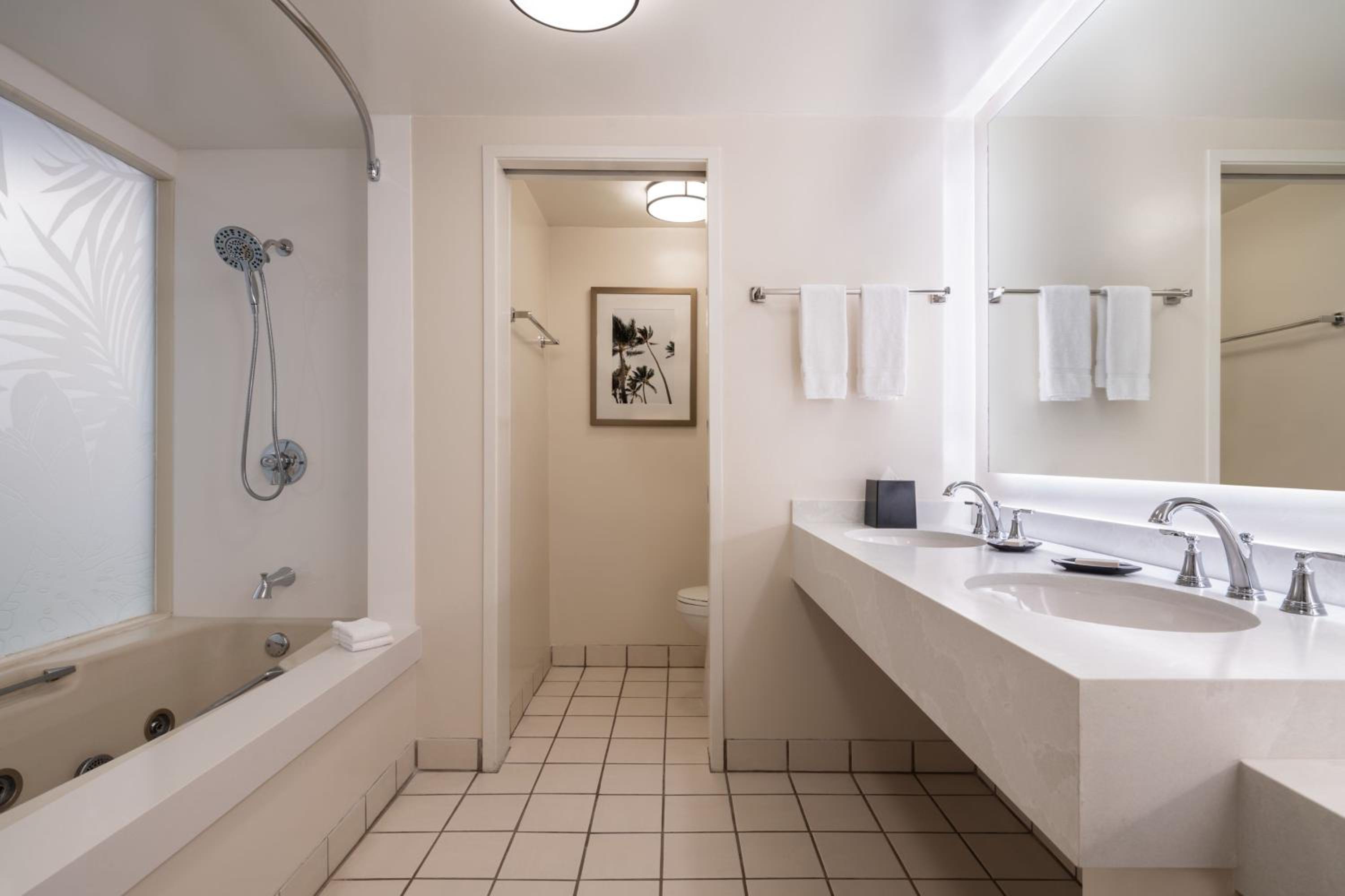 Larger Guest room, 1 King, Ocean view, Ainahau Tower thumbnail 6