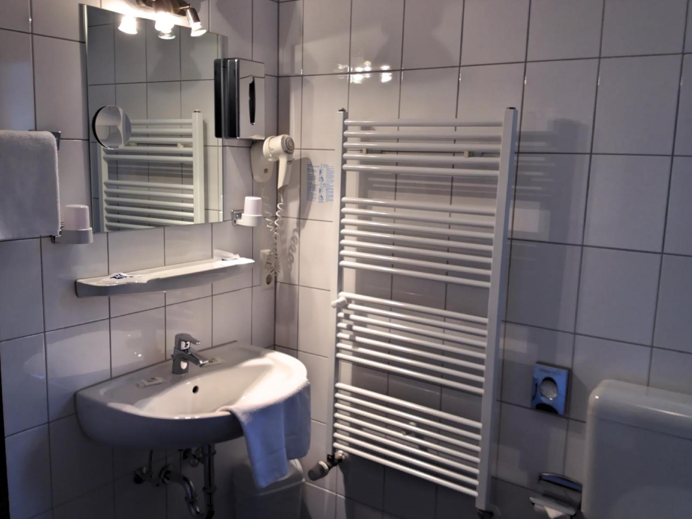 Twin Room - Photo 9