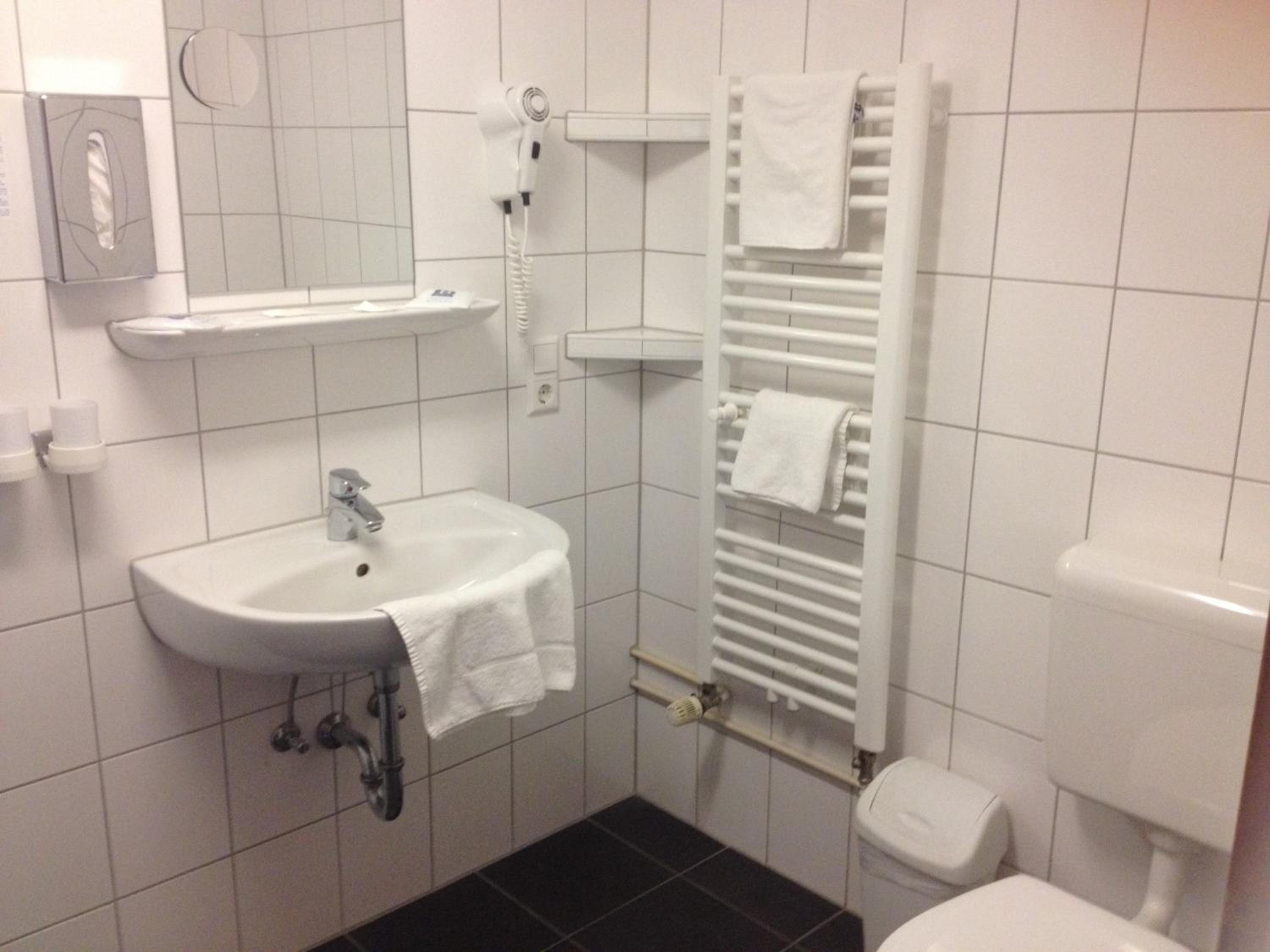 Twin Room - Photo 10