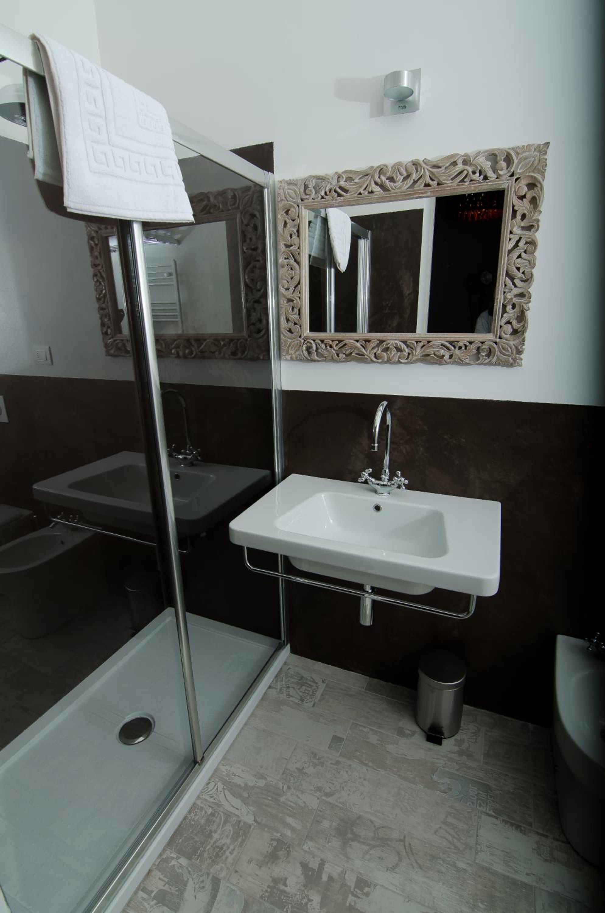 Double or Twin Room with Bathroom - Photo 3