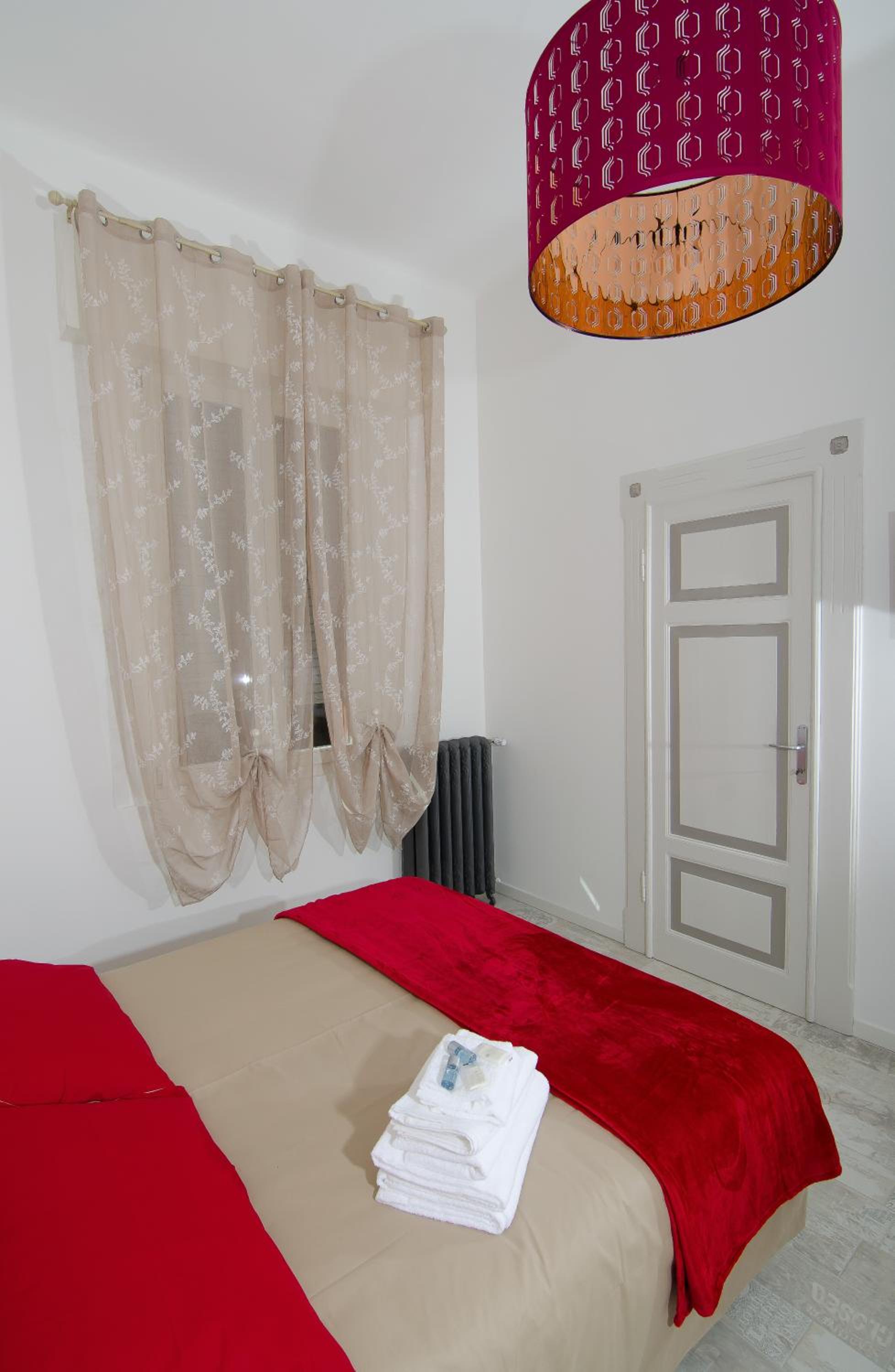 Double or Twin Room with Bathroom - Photo 6