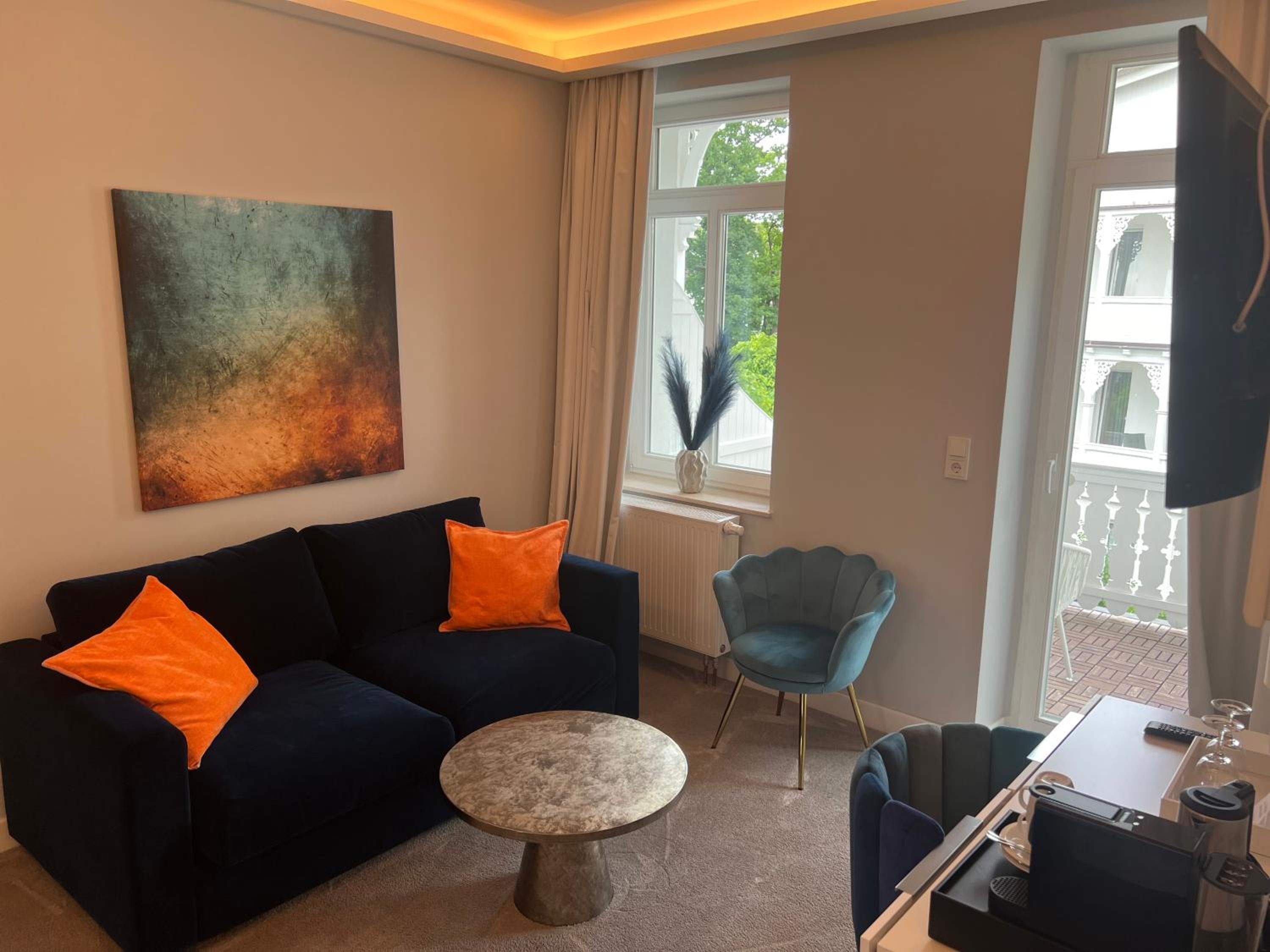  Classic family room with balcony photo 1