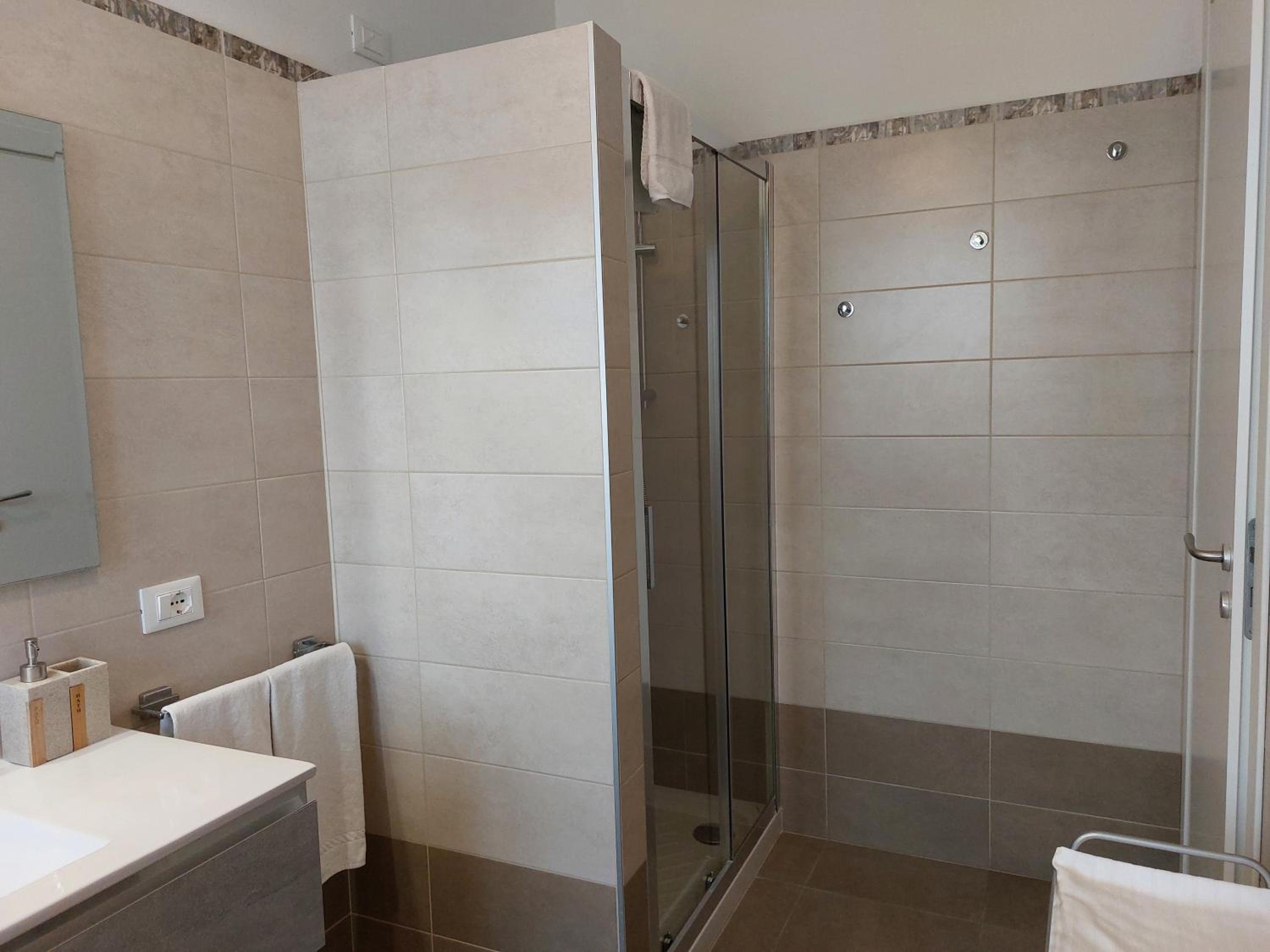 Triple Room with Private Bathroom - Photo 3