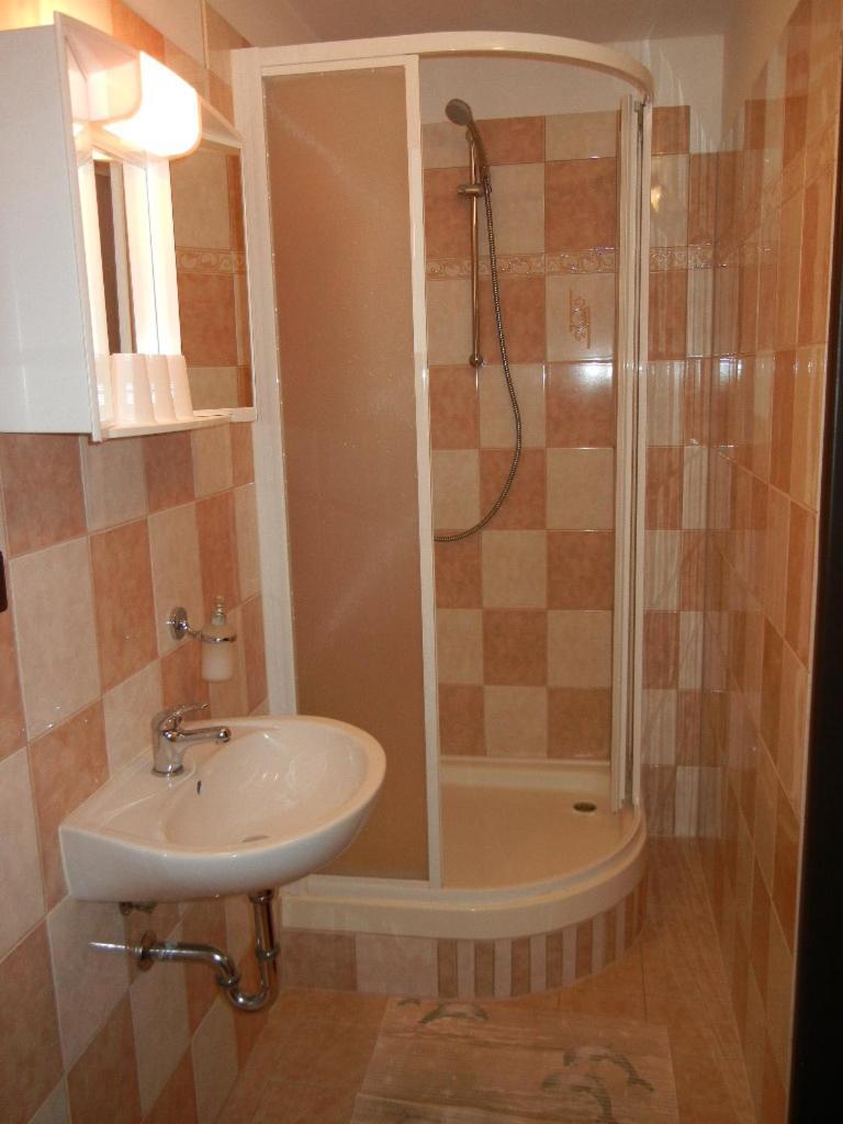 Quadruple Room with Private Bathroom photo 2