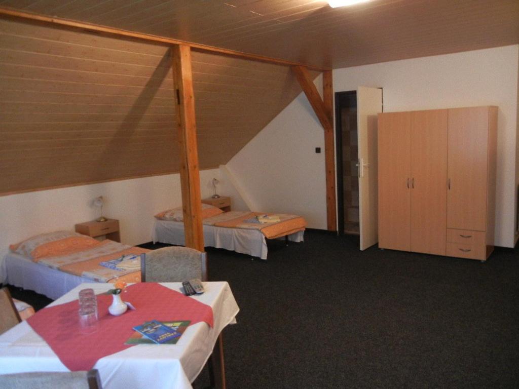 Quadruple Room with Private Bathroom photo 3