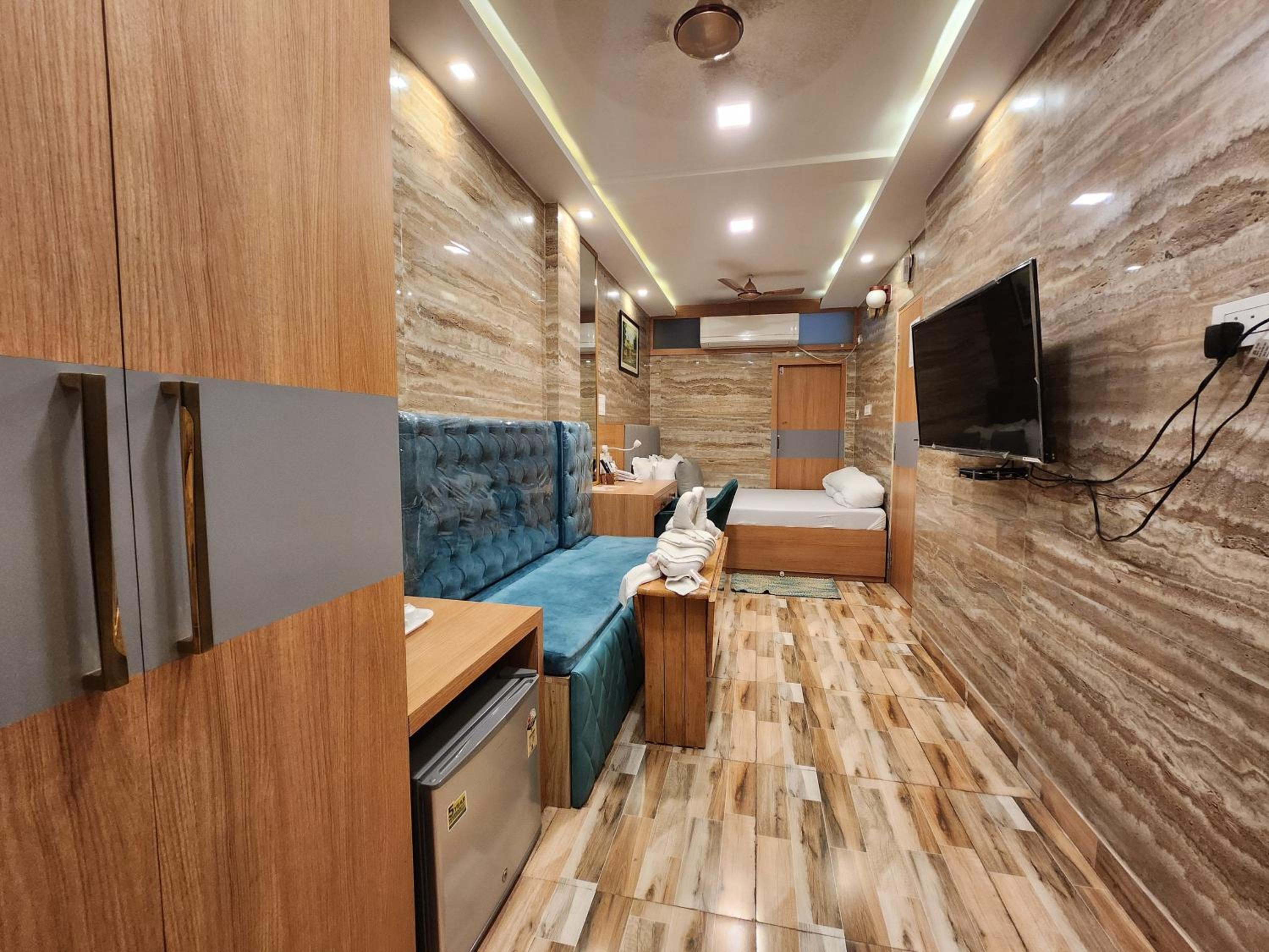 Deluxe Double Room (2 Adults + 1 Child)