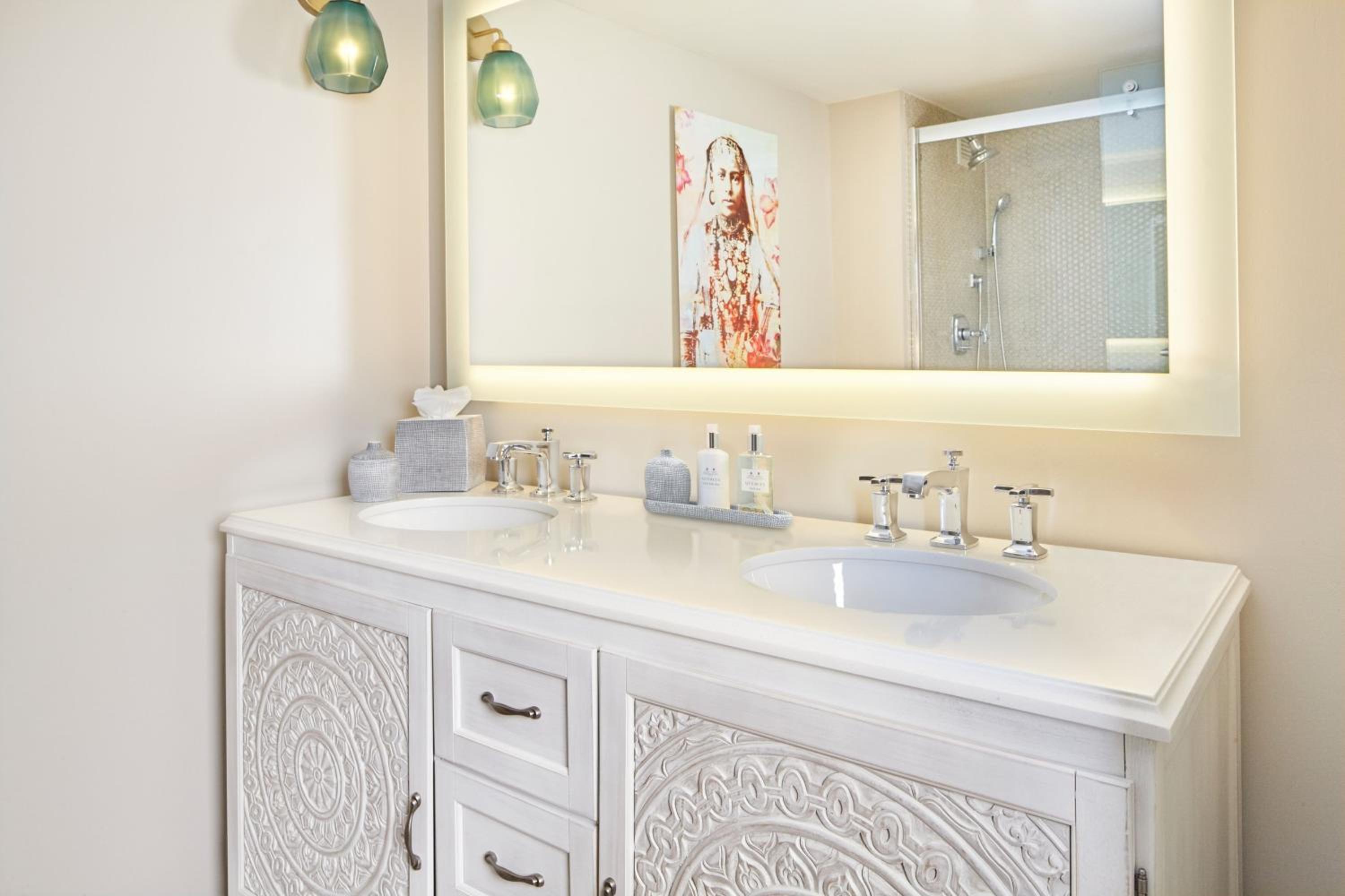 Junior King Suite with Pool View - Photo 11