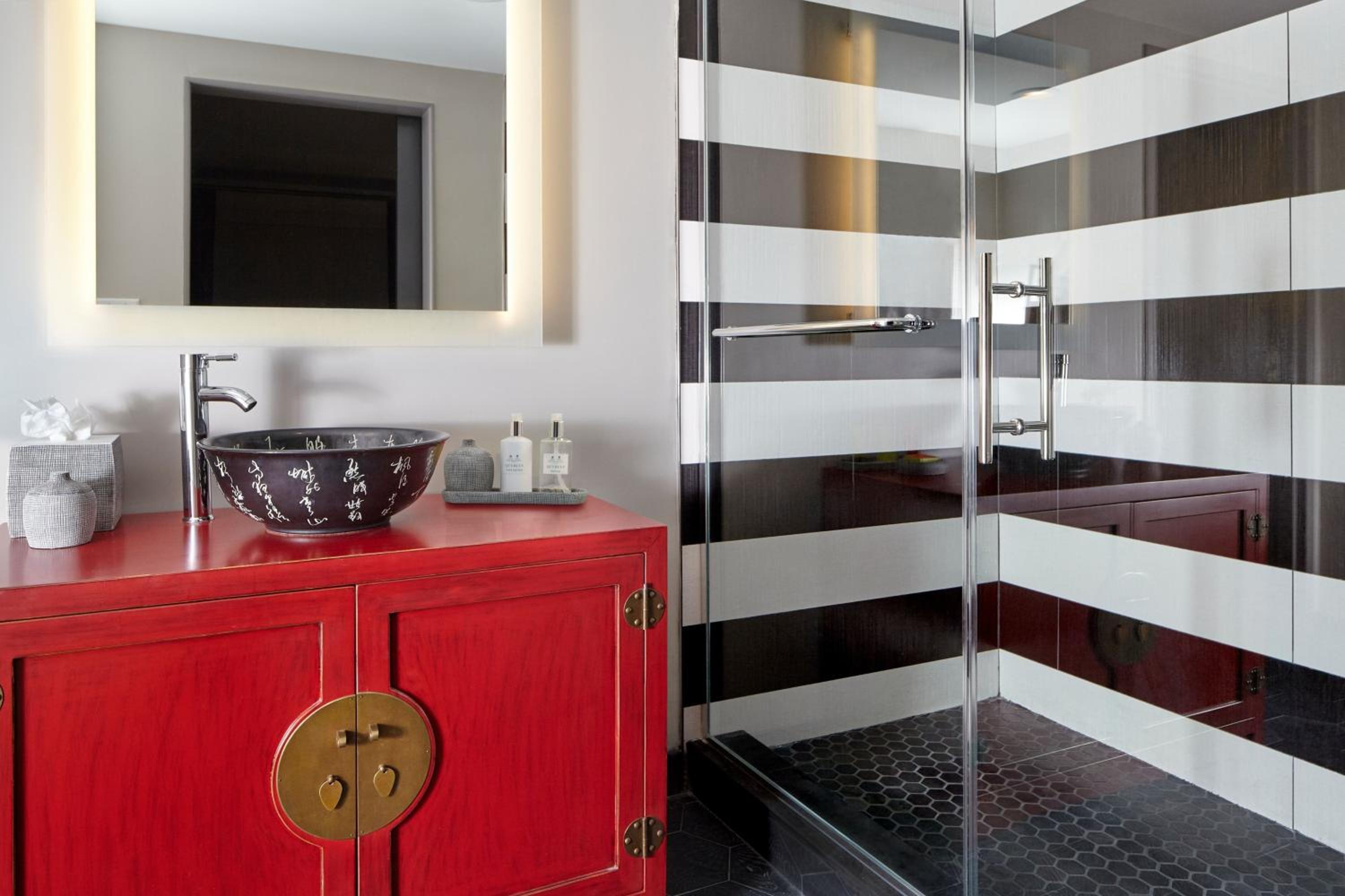 Large One-Bedroom King Suite with City View - Photo 12