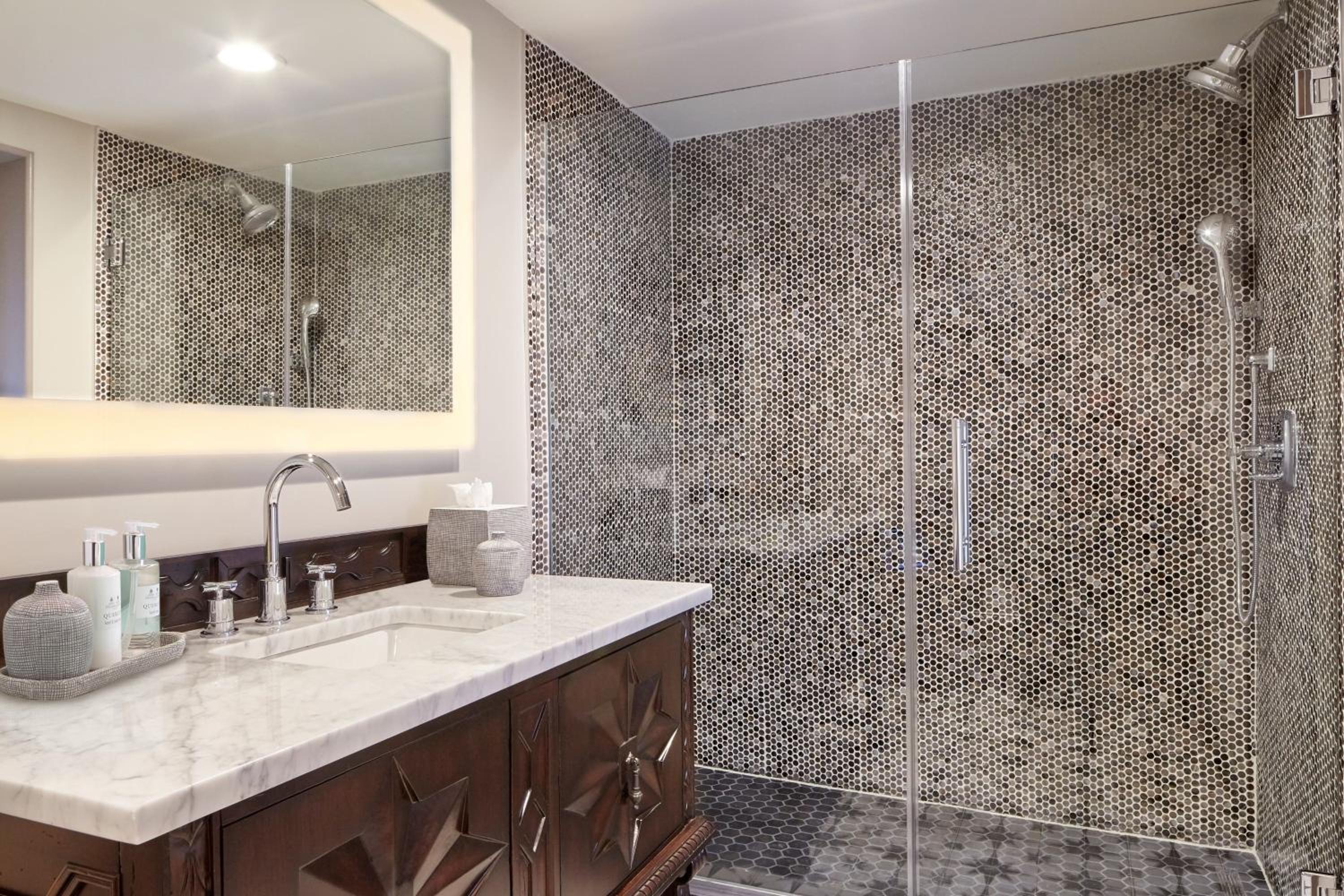 Large One-Bedroom King Suite with City View - Photo 15