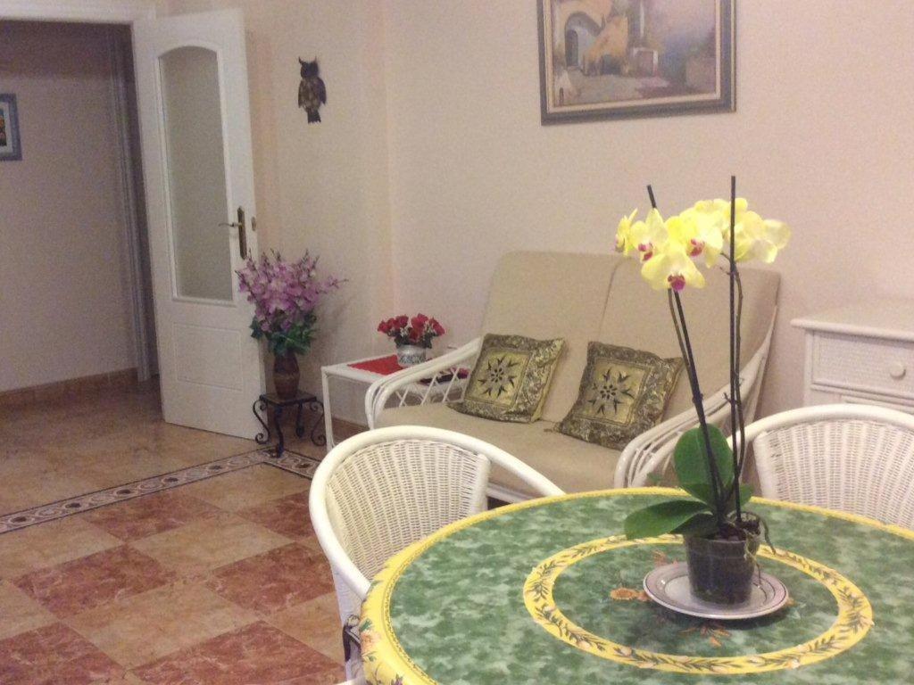 Apartamento de dos habitaciones con balcón y vista al mar