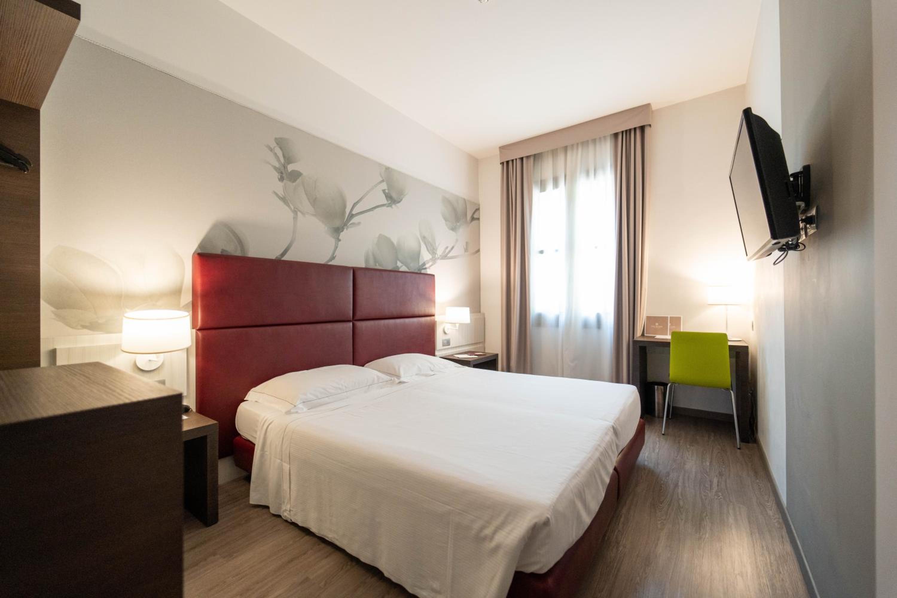 Double or Twin Room - Photo 6