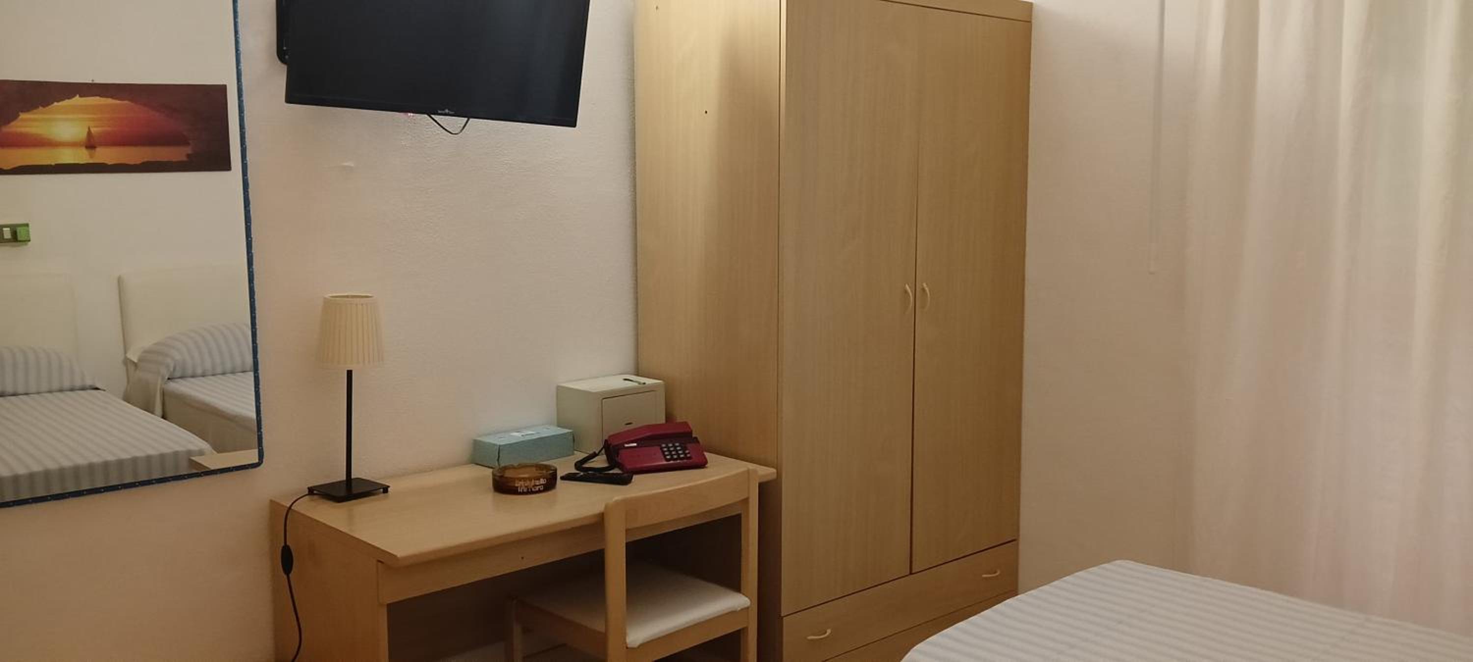 Twin Room with Balcony - Photo 13