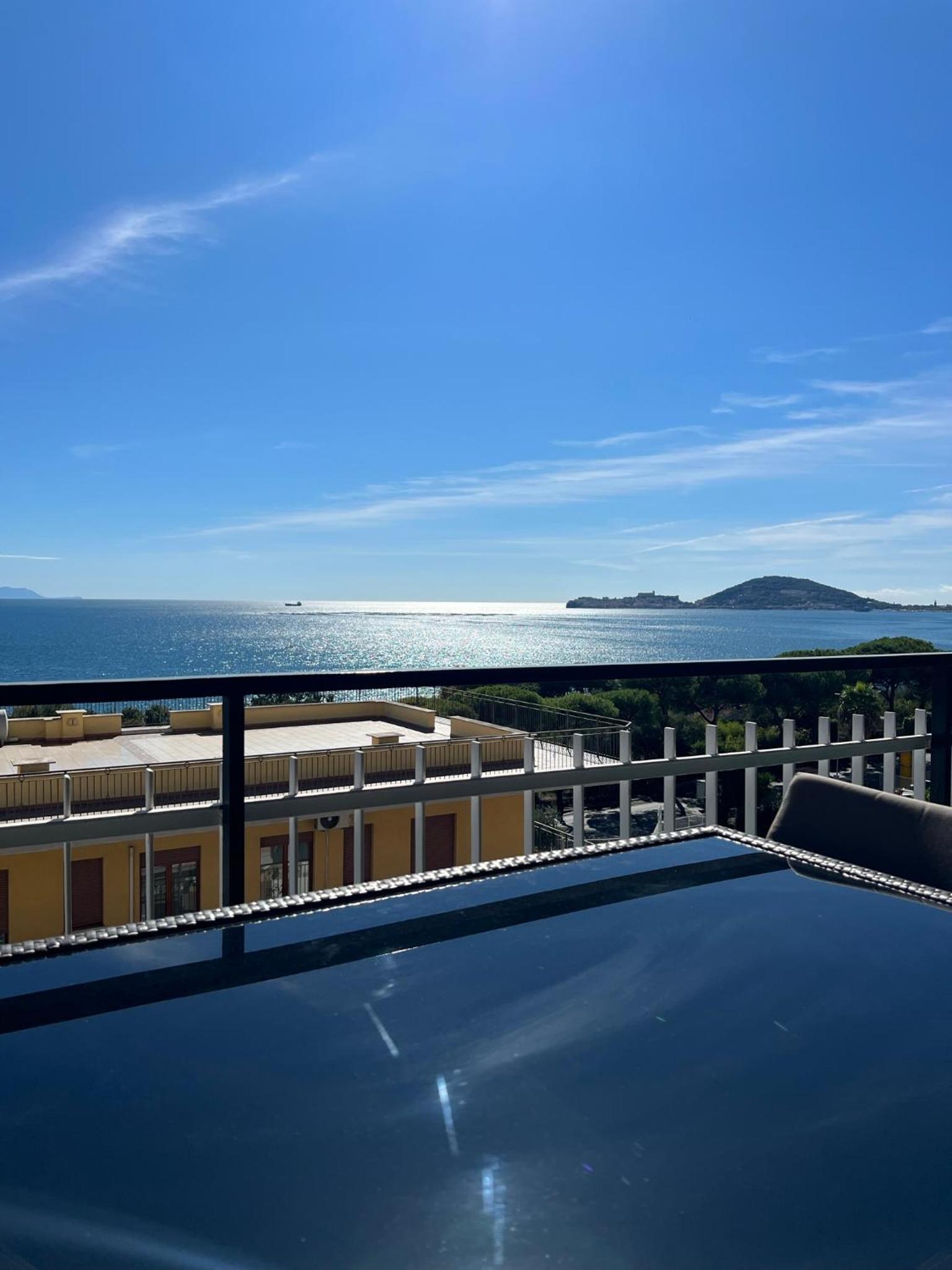 Deluxe Double Room with Balcony and Sea View photo 2