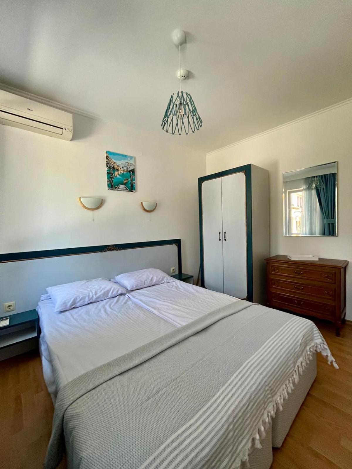 One-Bedroom Apartment photo 2