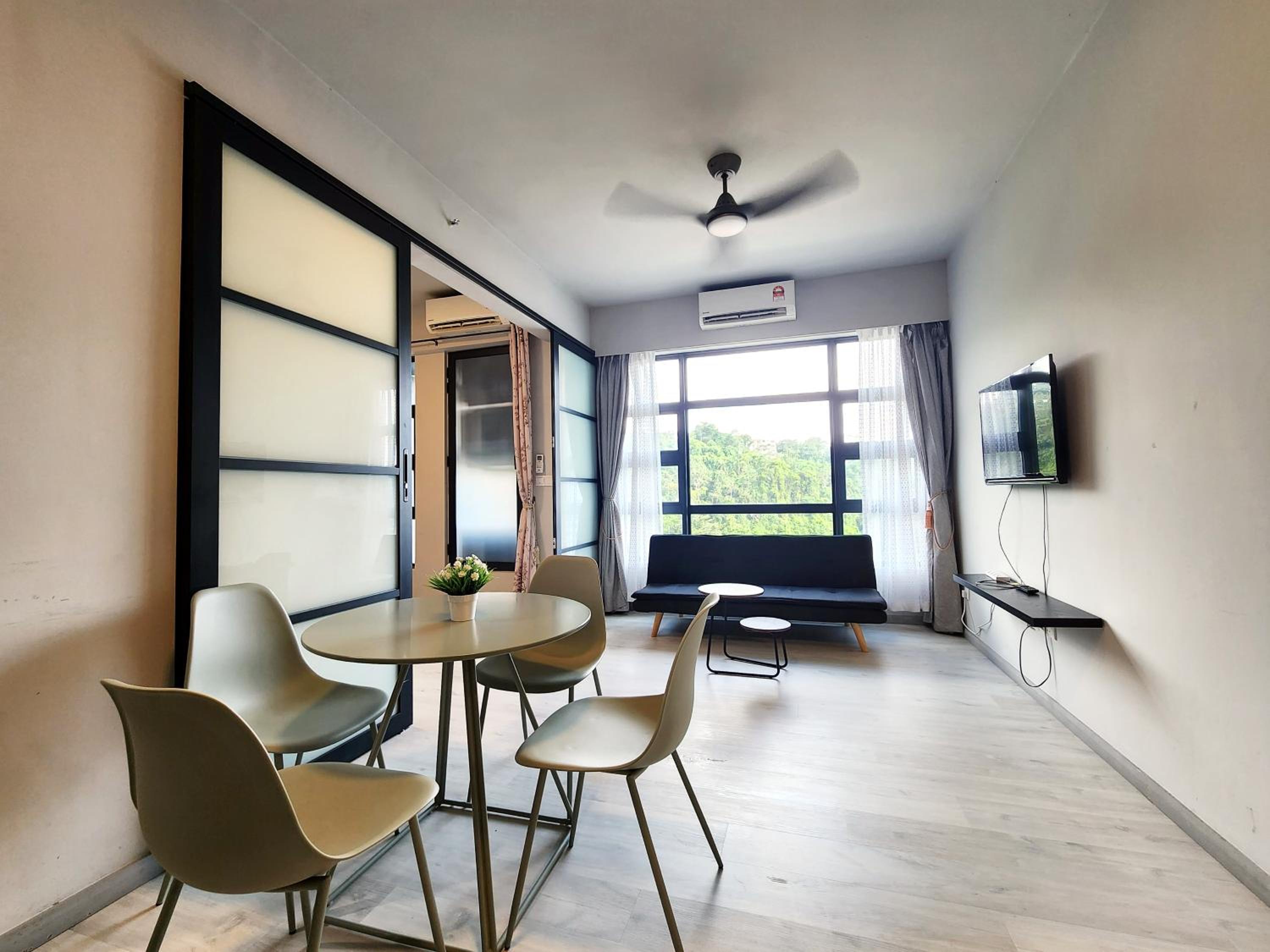 Apartment with City View - Photo 2