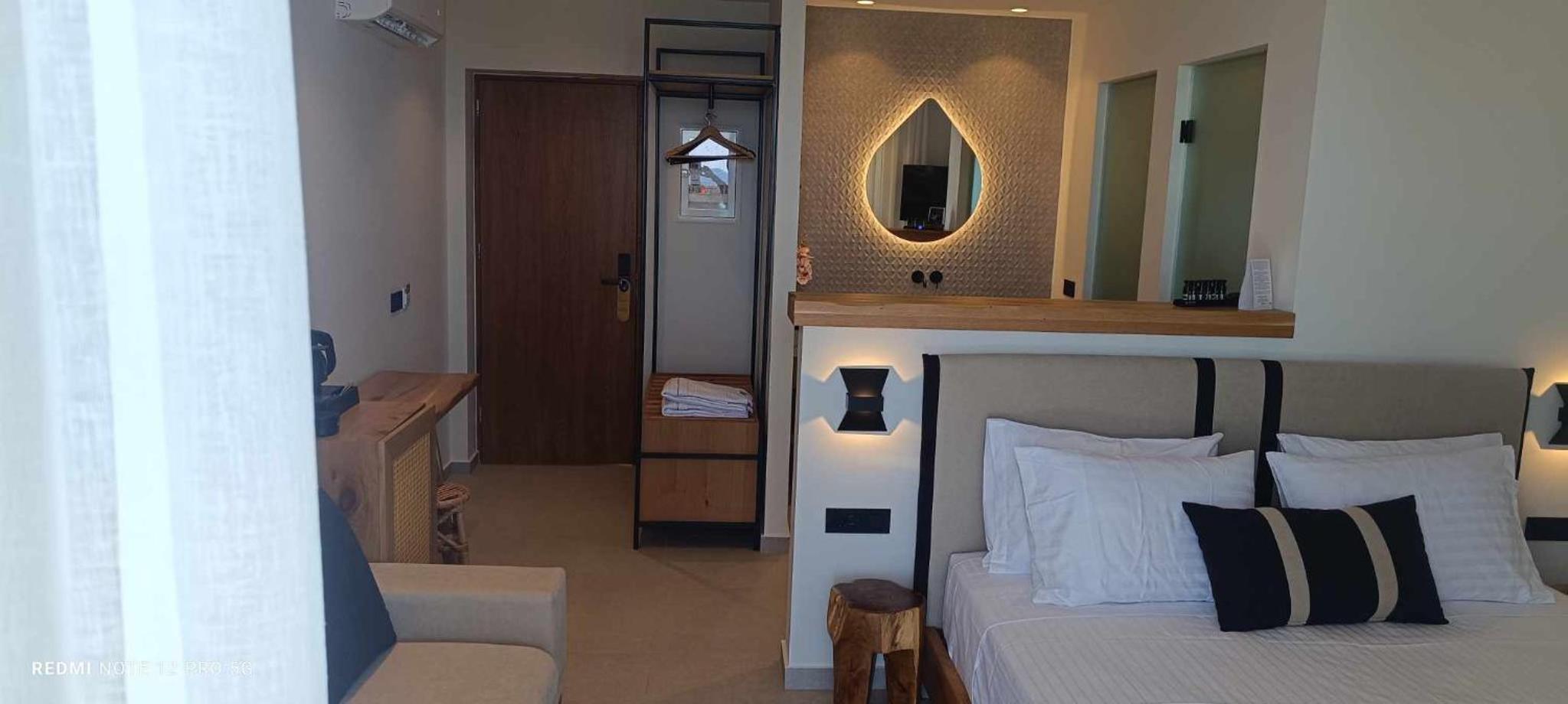 Deluxe Double Room with Balcony and Sea View - Photo 9
