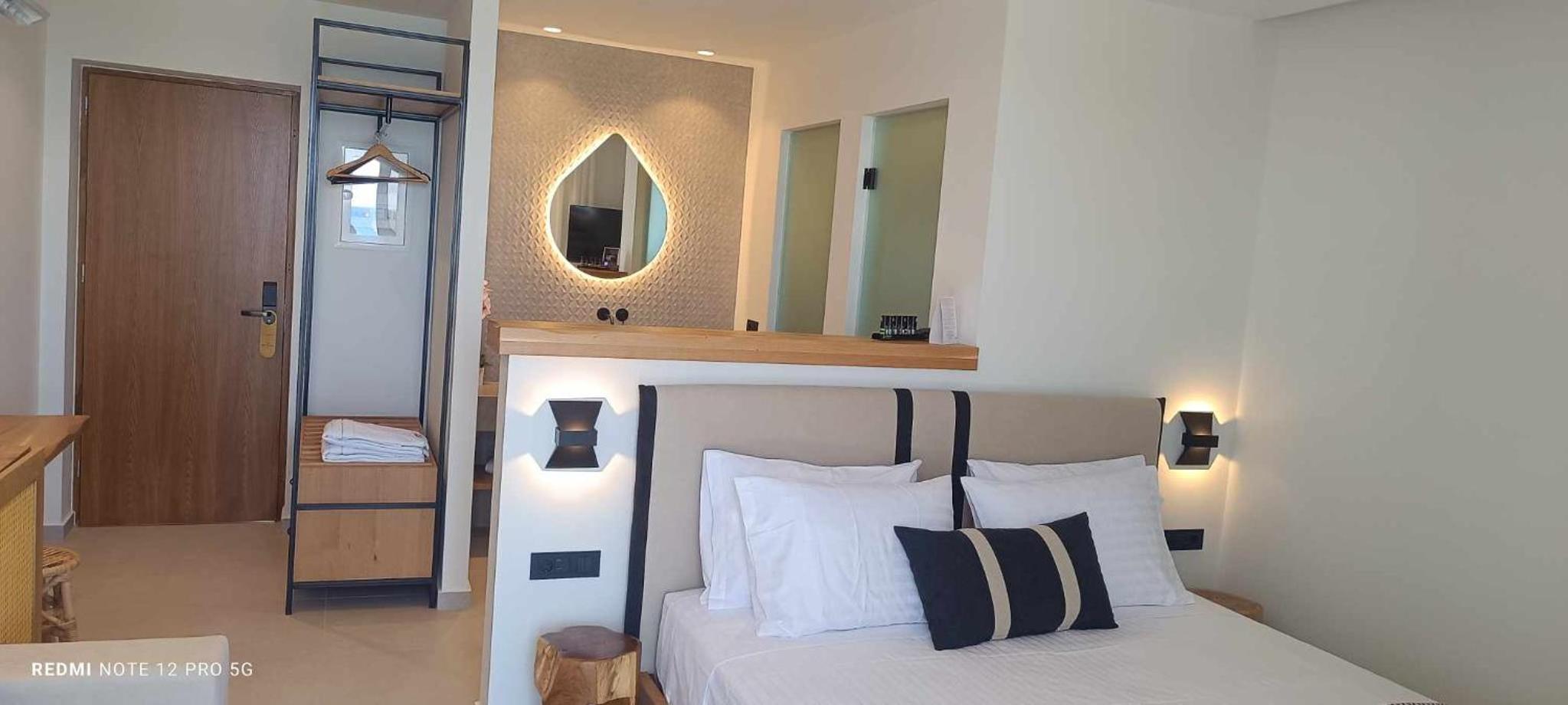 Deluxe Double Room with Balcony and Sea View - Photo 10