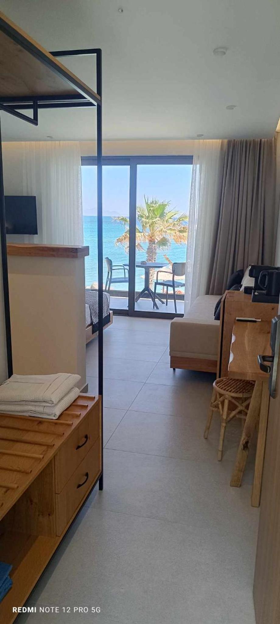 Deluxe Double Room with Balcony and Sea View - Photo 8
