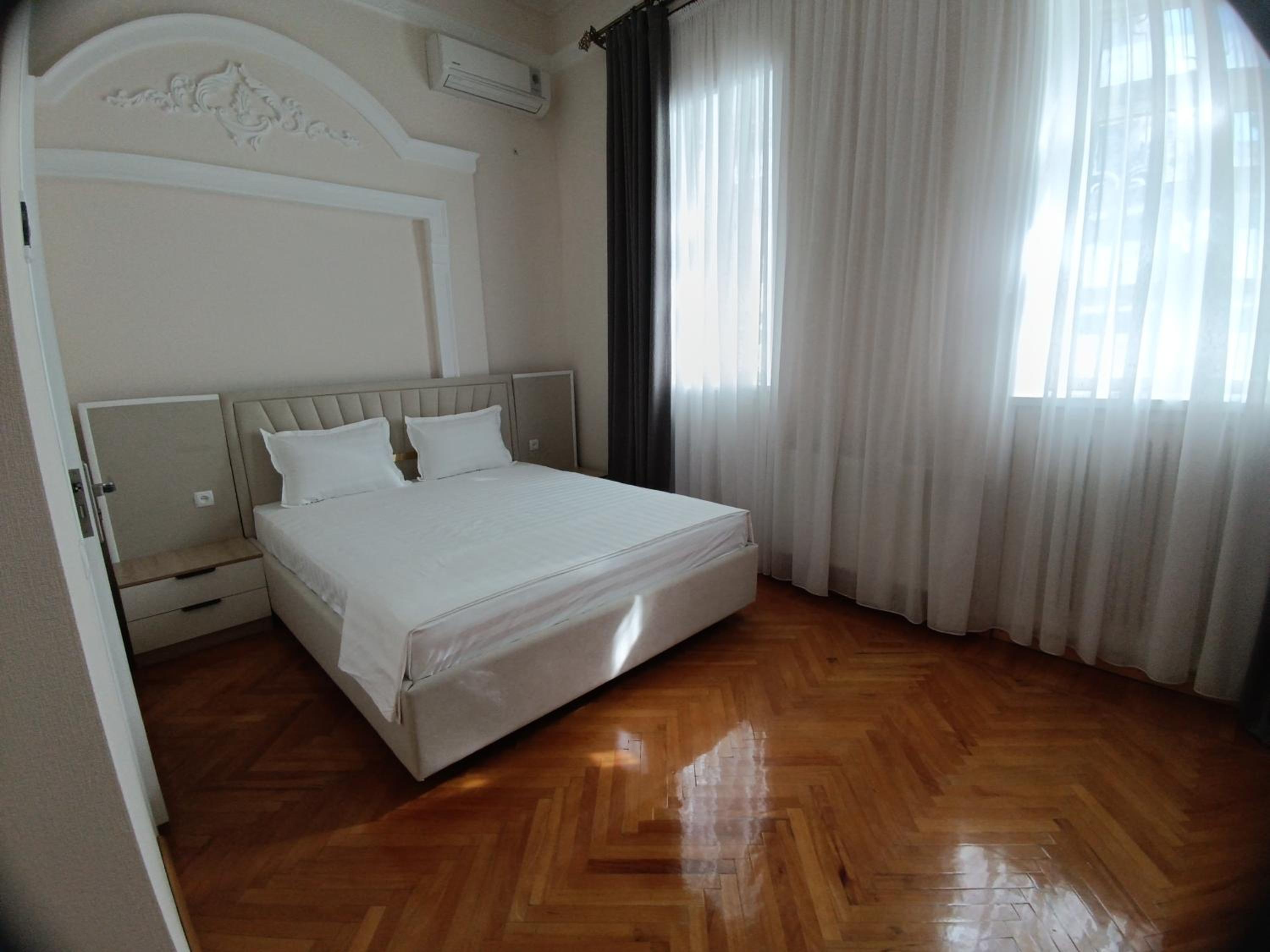 Deluxe Queen Room