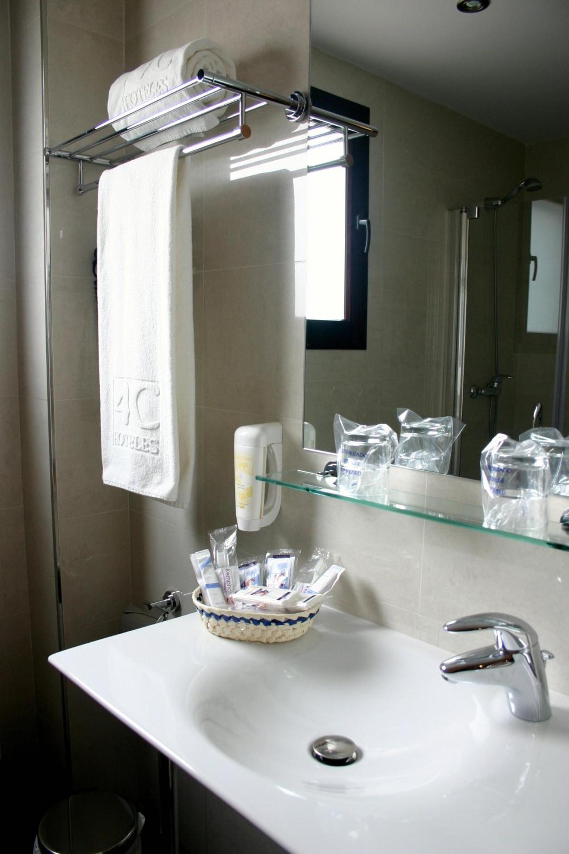 Twin Room - Photo 5