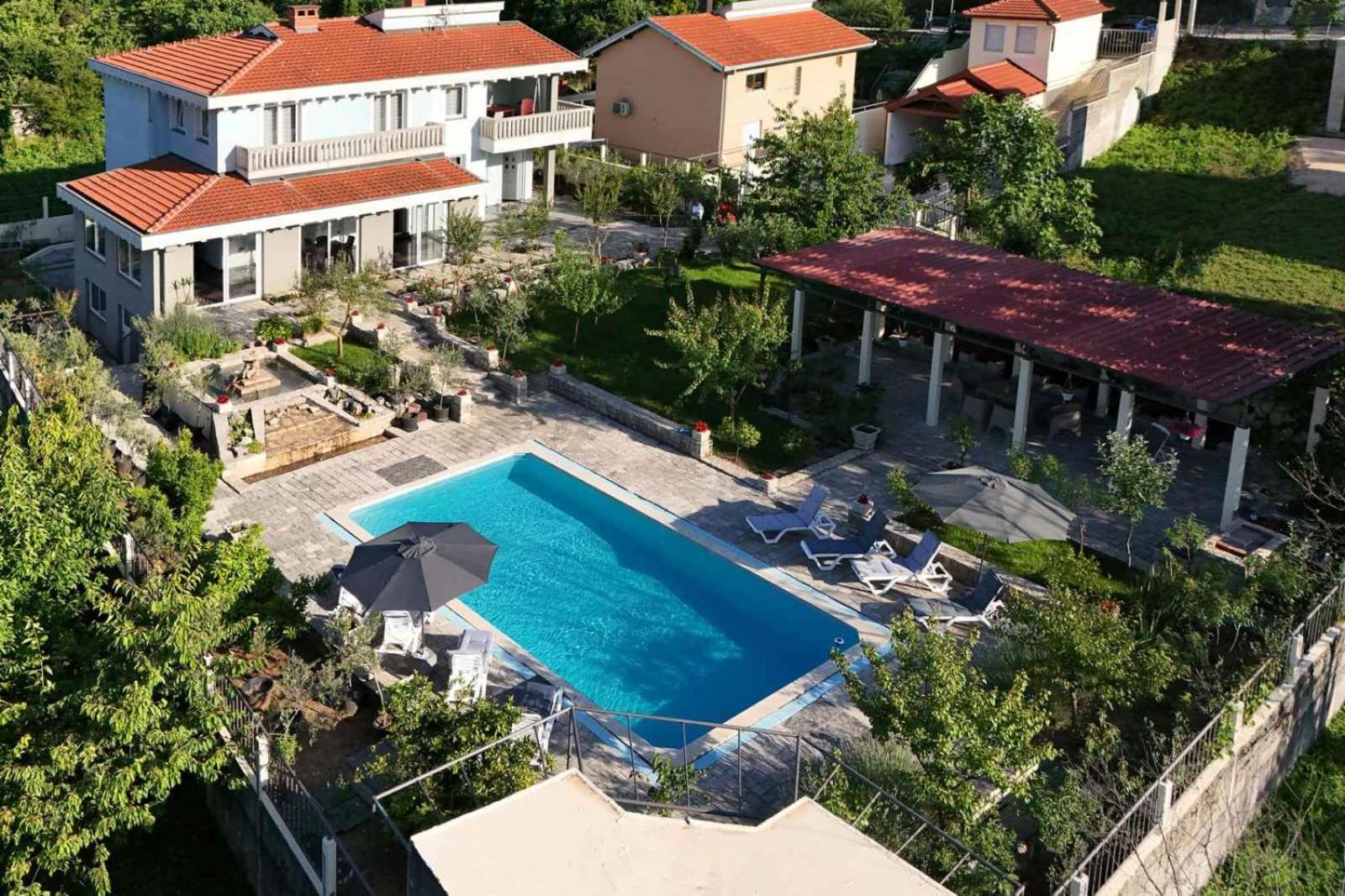 Apartment with Pool View  photo 3