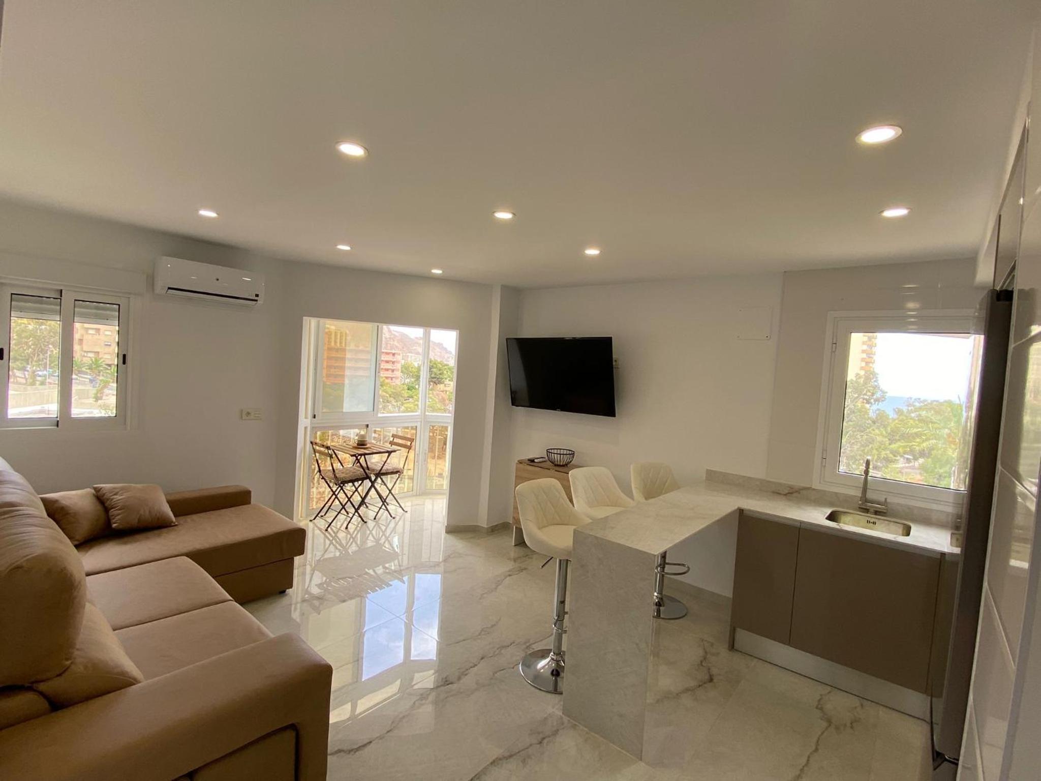 Apartamento de dos habitaciones con terraza y vista al mar