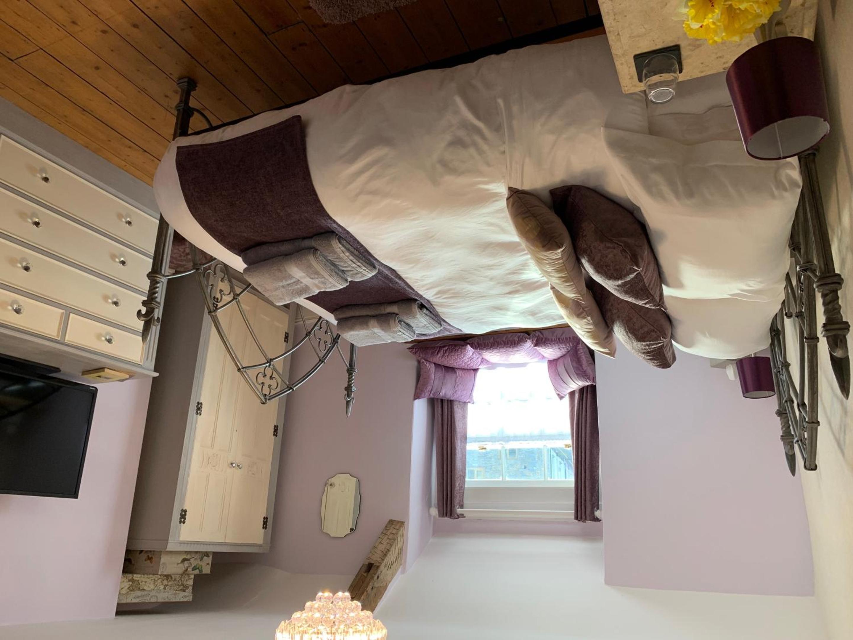 Superior King Room - Photo 9