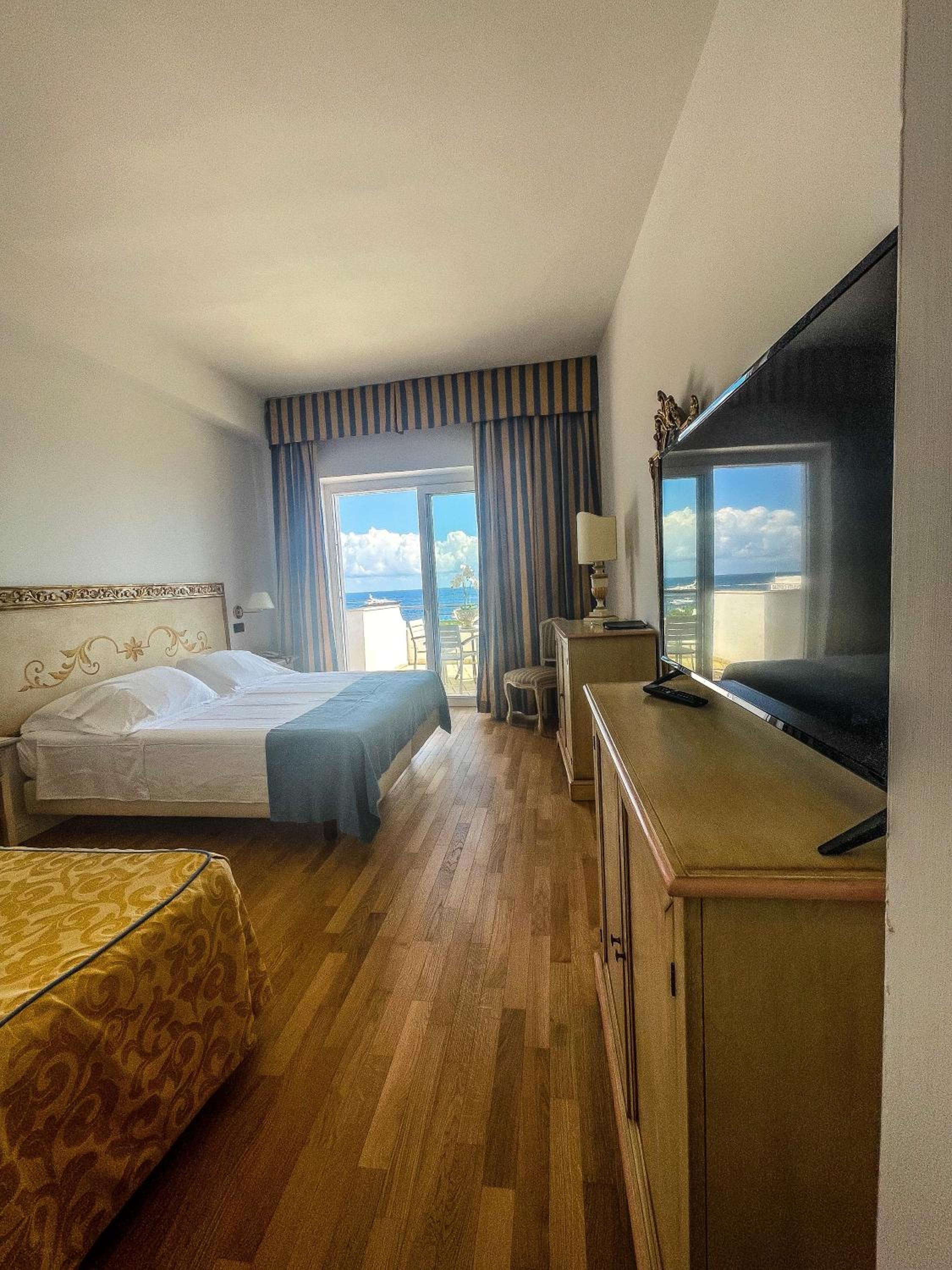 Superior Triple Room with Balcony and Sea View - Photo 6