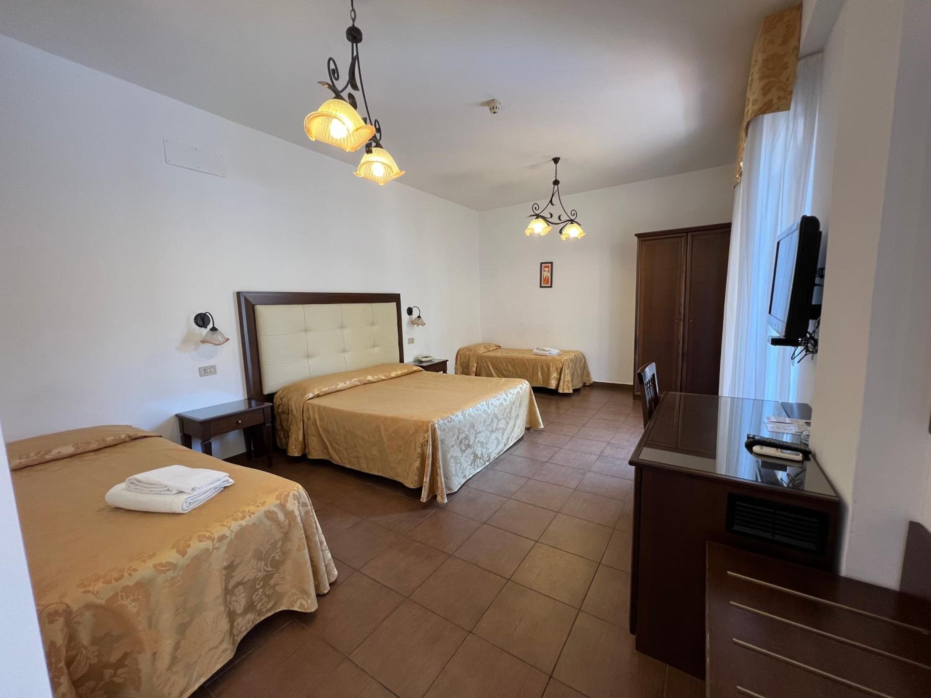 Quadruple Room with Pool View photo 2