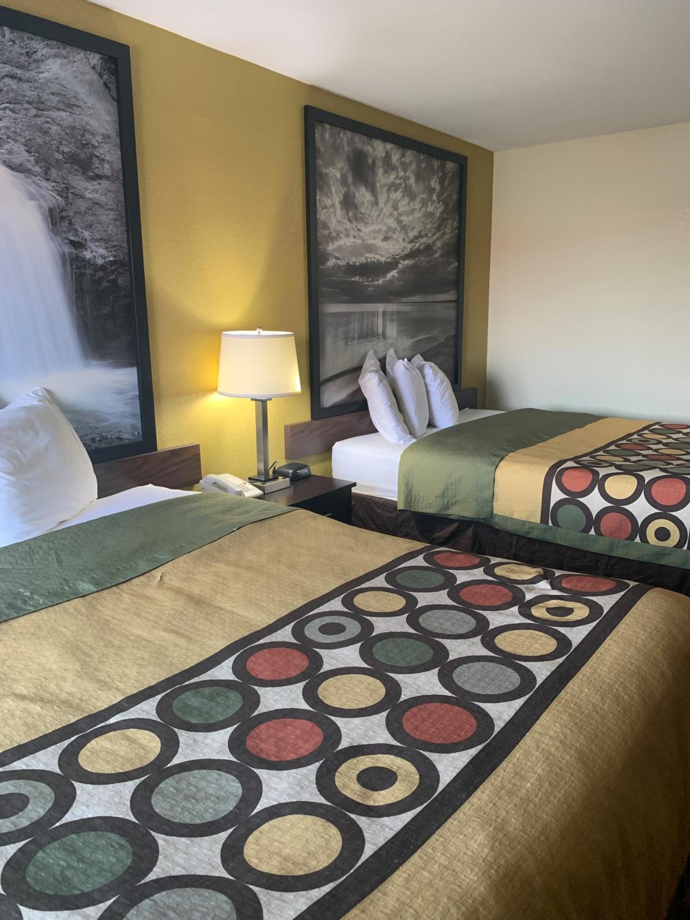 Queen Room with Two Queen Beds - Non-Smoking - Photo 4