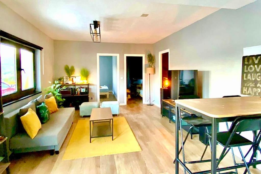 Apartamento de dos habitaciones con terraza y vista al mar