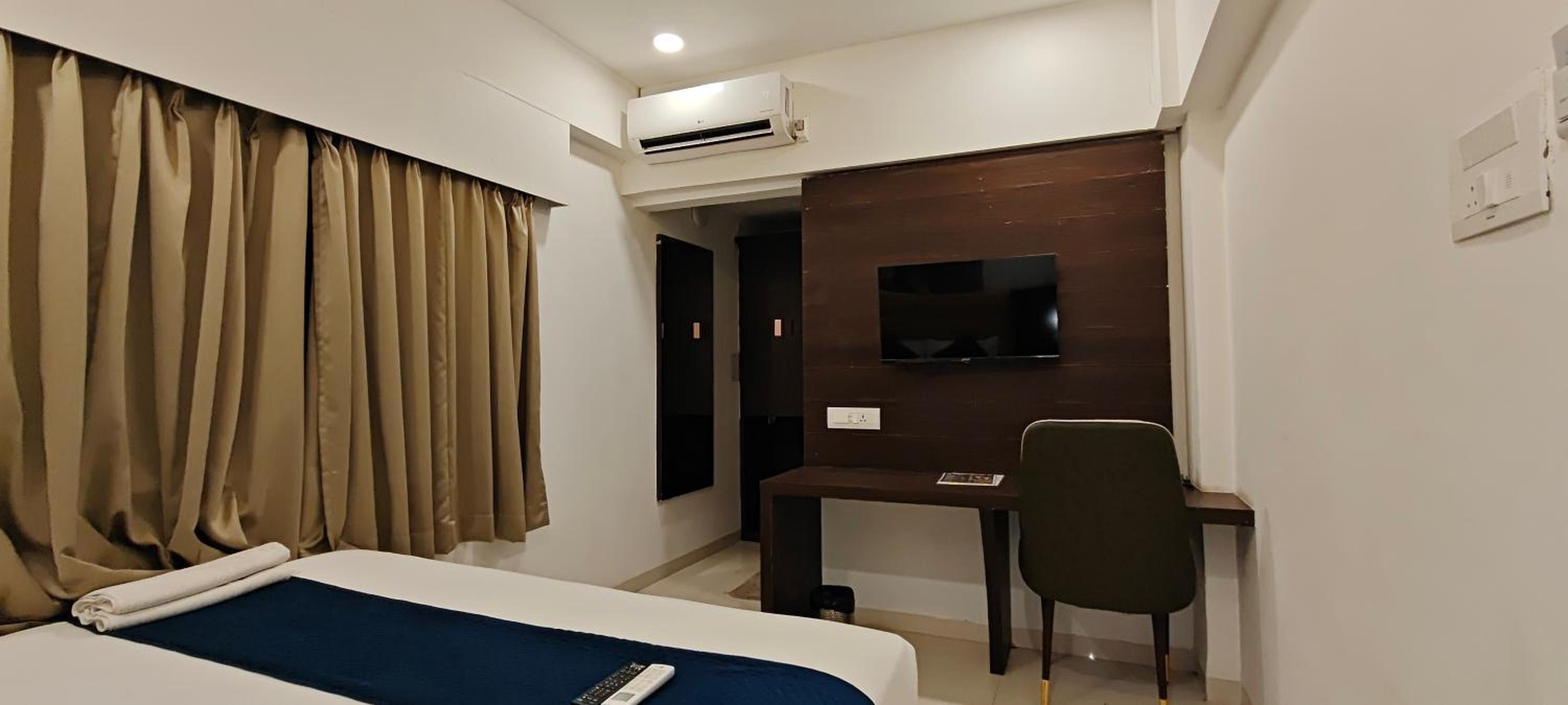 Deluxe Room - Photo 7