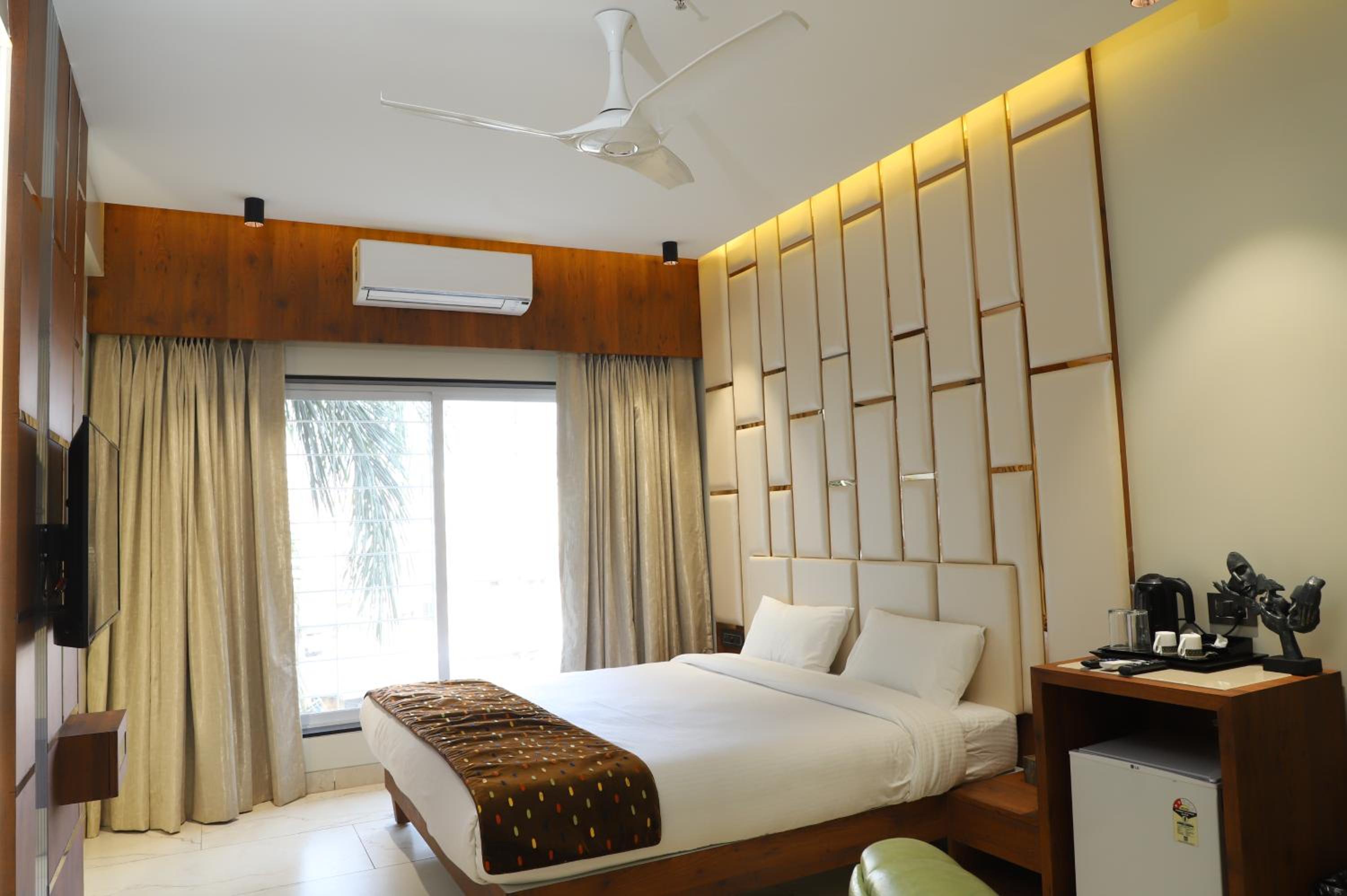 Executive Suite - Photo 1