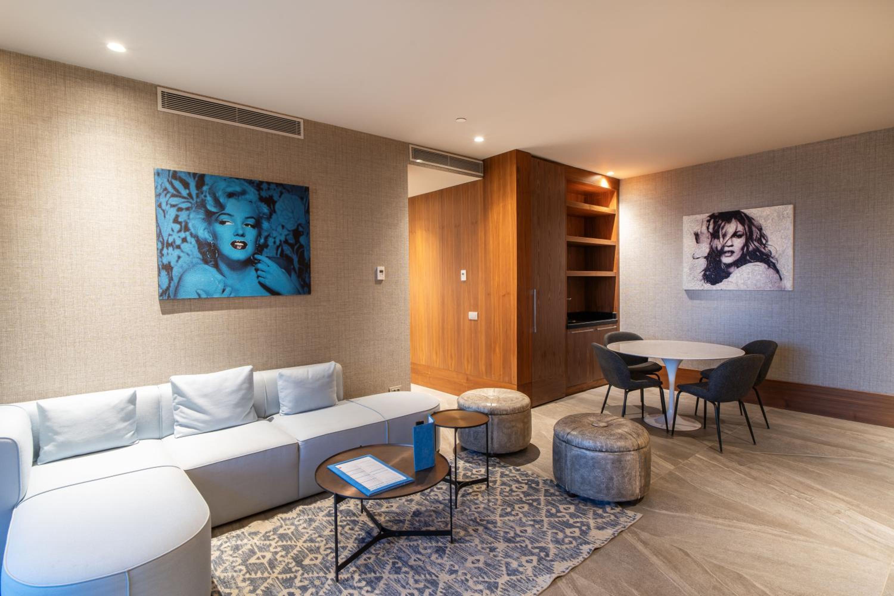 Executive Suite - Photo 4